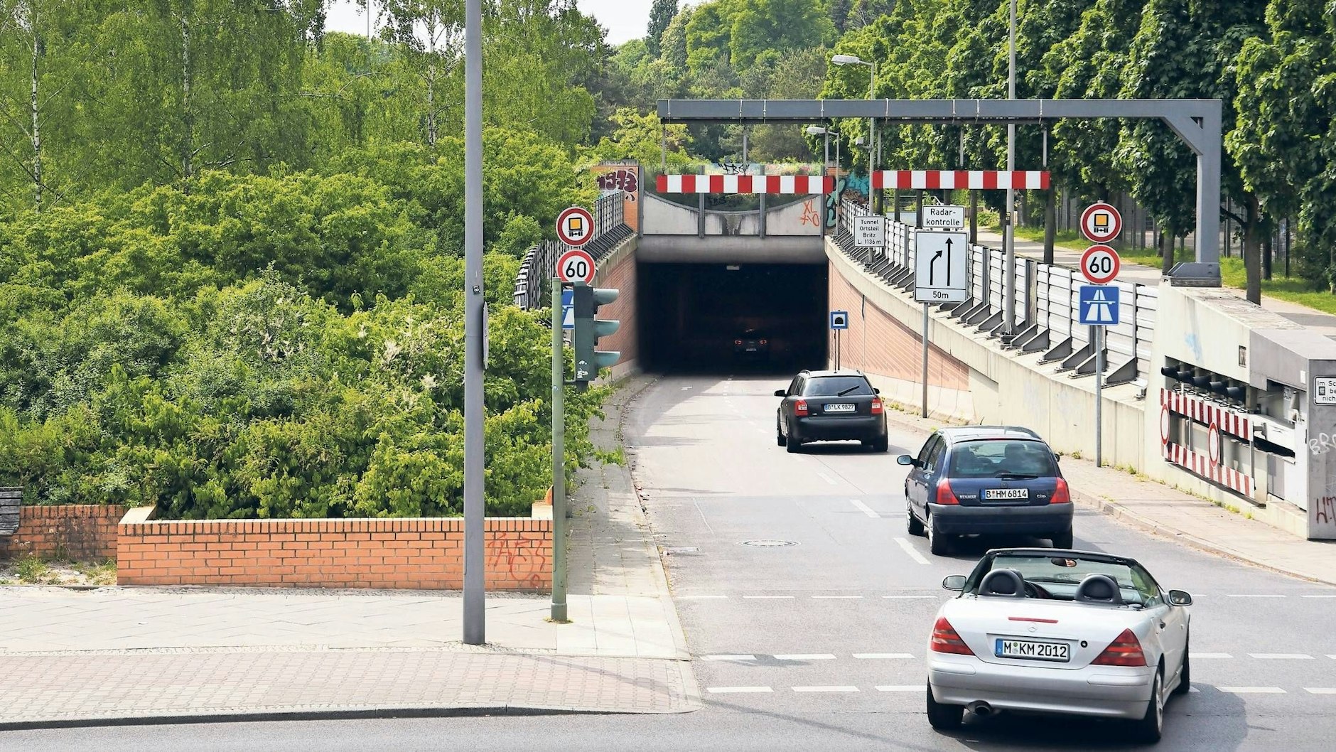 Die Einfahrt zum Tunnel Britz. In dem Tunnel auf der Autobahn A100 erwischte die Polizei Berlin vor ein paar Tagen einen Mann, der in seinem Transporter schlief.