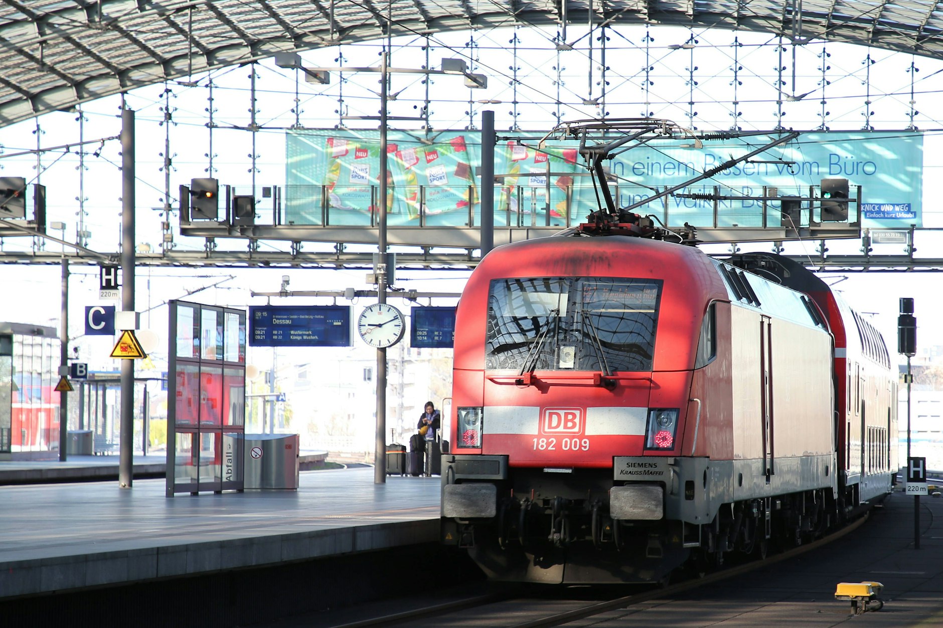 Ein Regio-Zug fährt im Berliner Hauptbahnhof ein.