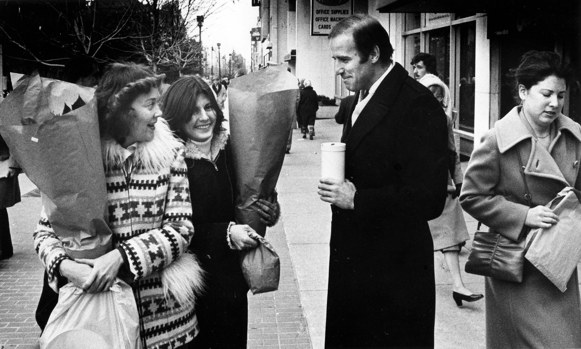 Joe Biden 1980 im Dialog auf der Straße in Wilmington (USA)