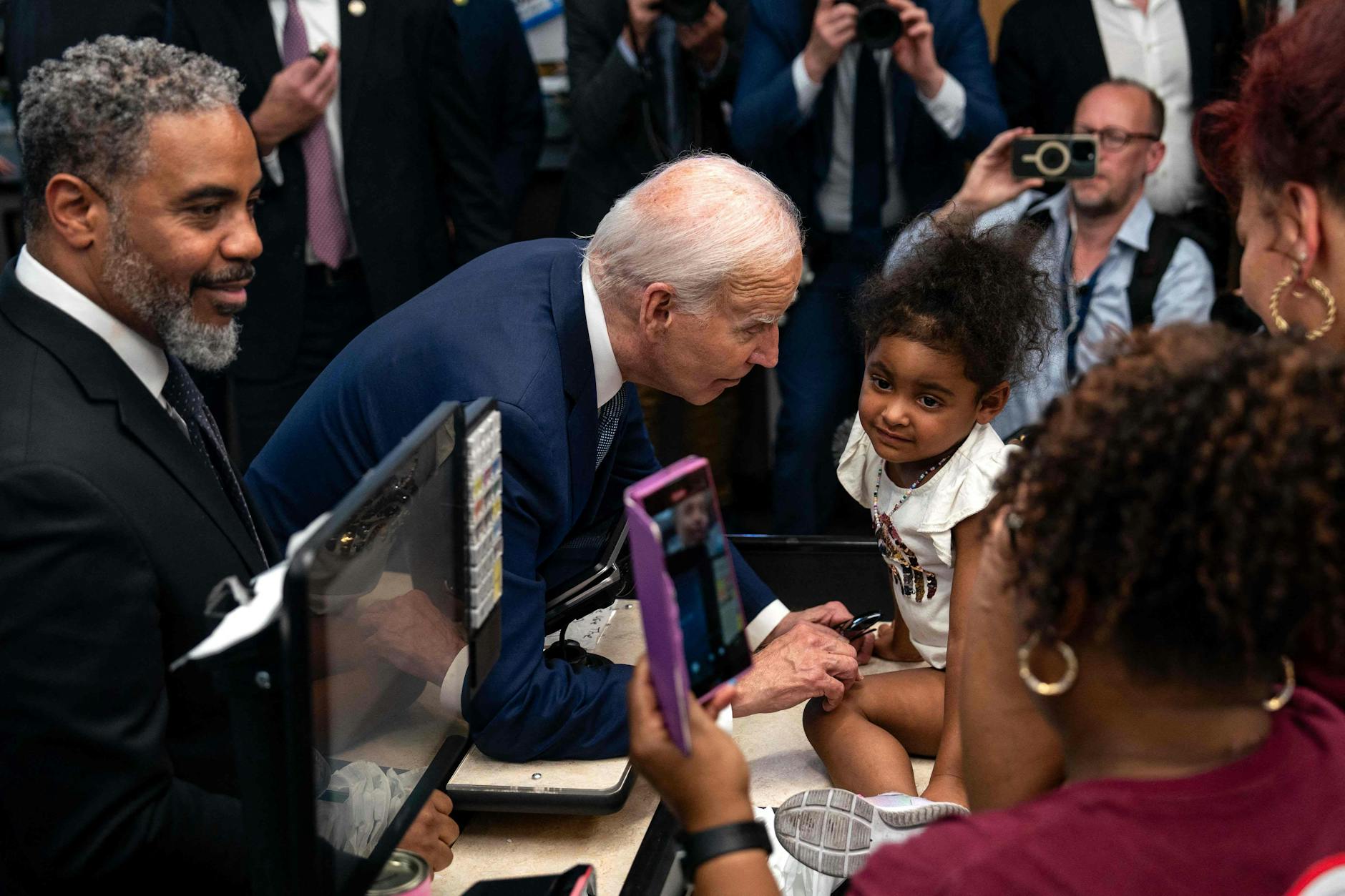 Joe Biden beim Besuch eines Lebensmittelgeschäfts in Las Vegas, Nevada