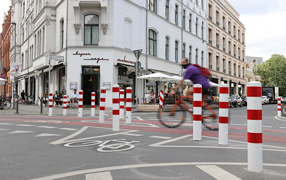 Die Poller des Anstoßes: Seit Dezember 2023 kann die Kreuzung August-/Tucholskystraße in Berlin-Mitte nur noch von Radfahrern gradlinig überquert werden. Autos müssen dort abbiegen.