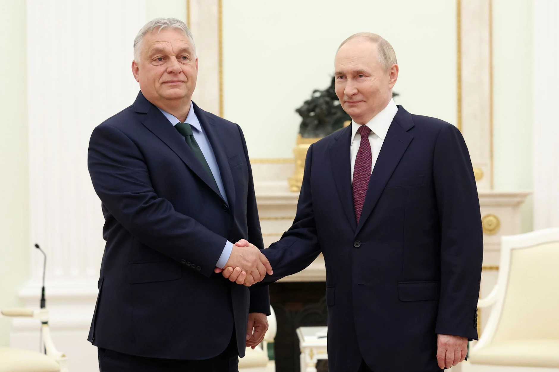 Wladimir Putin (re.) begrüßt Viktor Orbán in Moskau. 