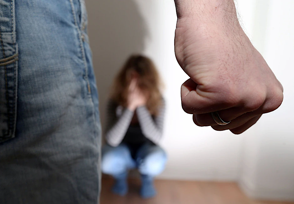Immer mehr Frauen in Berlin wenden sich an eine Hotline für von Gewalt betroffene Frauen.