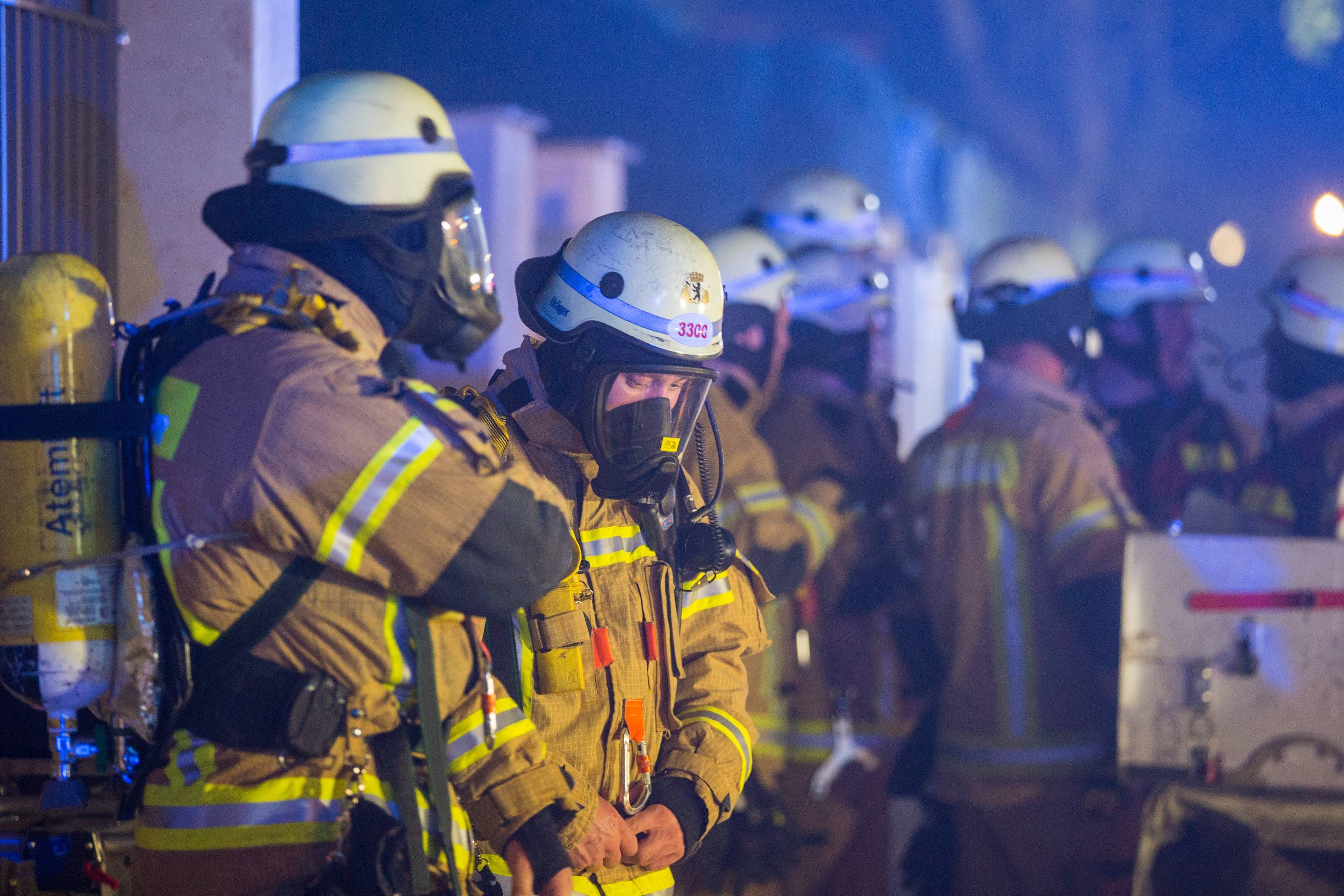 Feuer in Weißensee! Wohnung in Brand, Feuerwehr evakuiert 50 Menschen