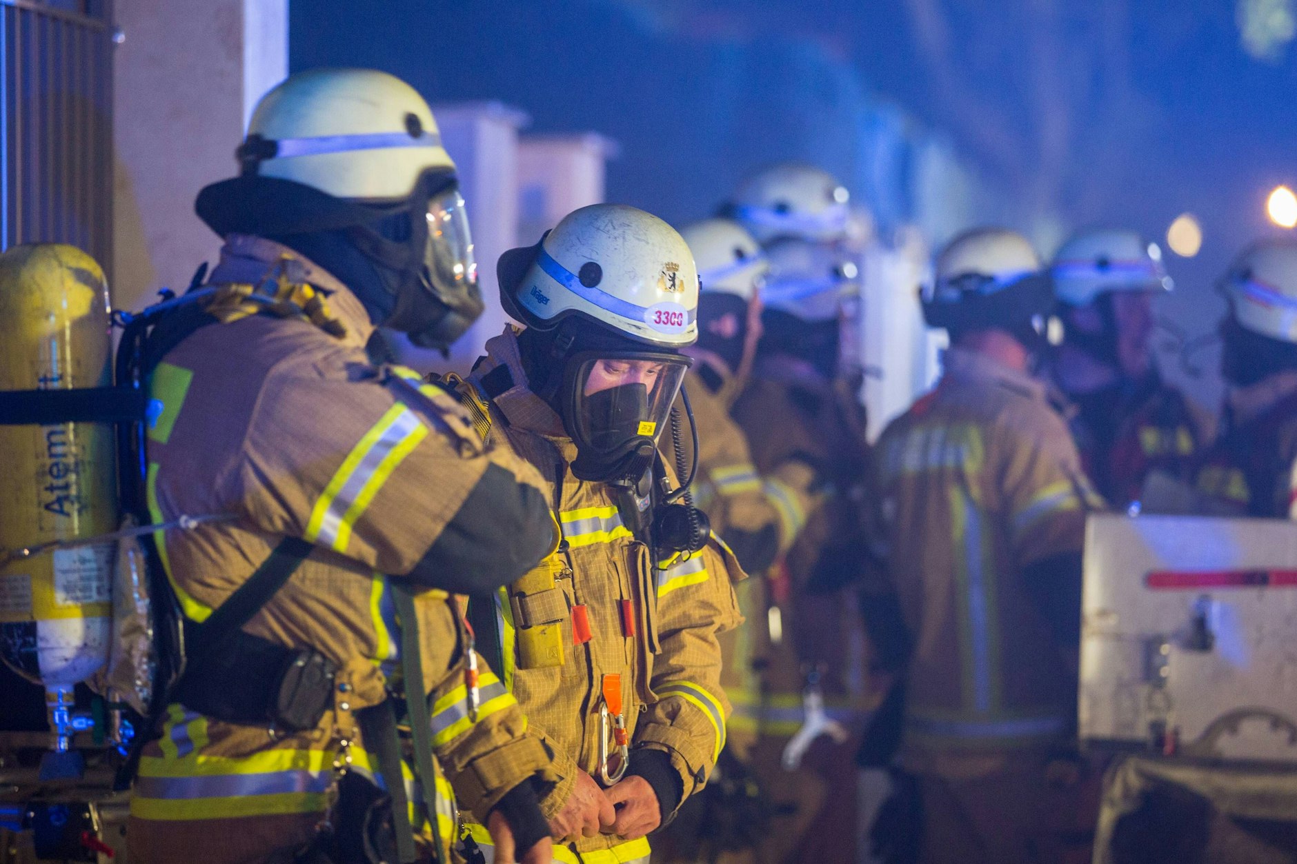 Rettungskräfte der Berliner Feuerwehr bei einem Brand-Einsatz (Symbolfoto). Am Montagmorgen kam es in Weißensee zu einem Wohnungsbrand.