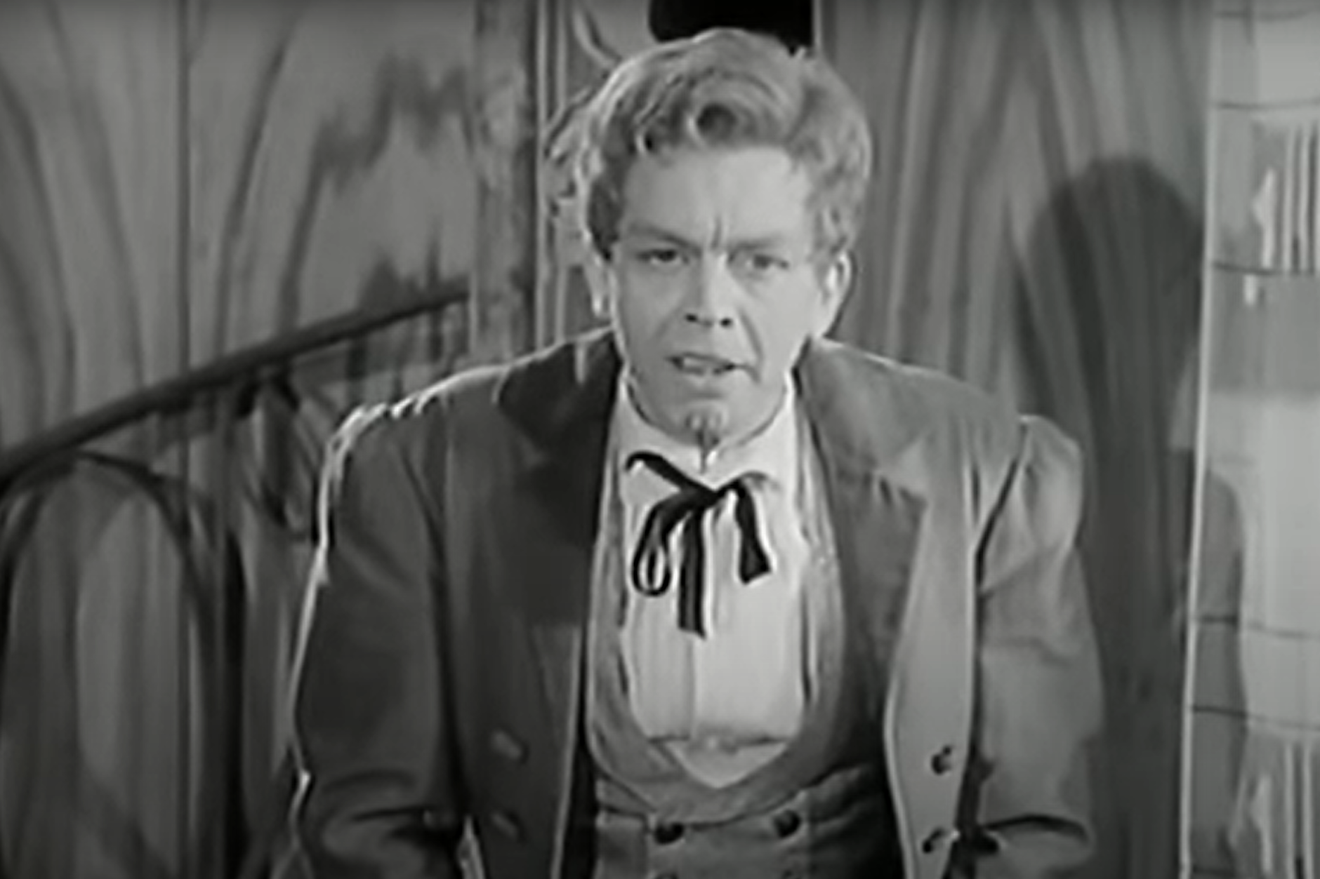 Verkleidet mit Schneiderfrack und Schleife um den Hals, mit weißem Hemd, karierter Hose und schmalem Kinnbart hatte Eckart Friedrichson 1955 seinen ersten Auftritt in der Schneiderstube.