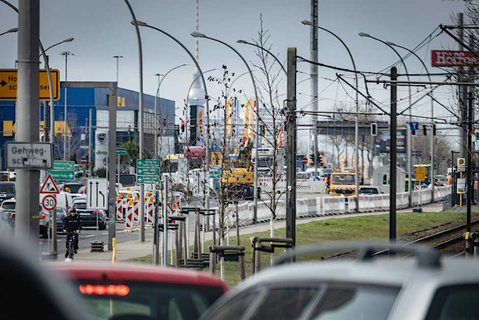 Auf der Landsberger Allee in Marzahn-Hellersdorf kommt es bis August zu Verkehrseinschränkungen wegen Bauarbeiten.
