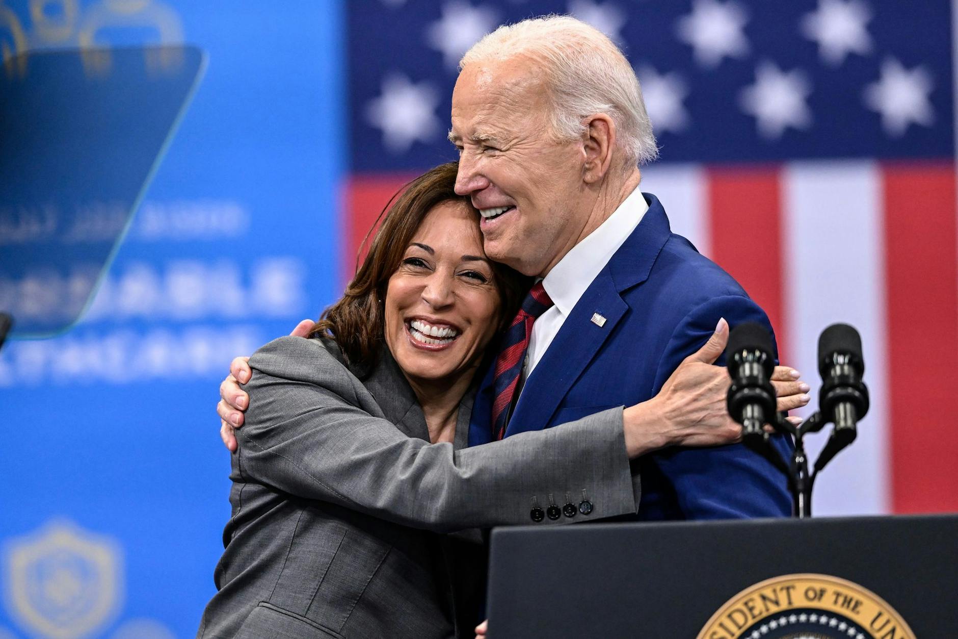 US-Vizepräsidentin Kamala Harris mit US-Präsident Joe Biden.