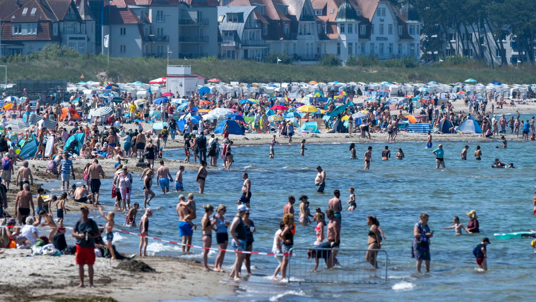 Zehntausende wollen an die Ostsee. Die Strände in Warnemünde waren schon am vergangenen Wochenende komplett überfüllt.