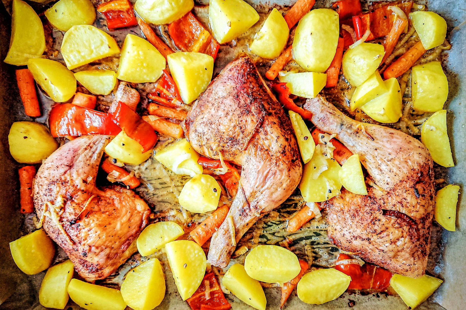 Hähnchenschenkel mit Kartoffeln aus dem Ofen sind schnell gemacht - und schmecken dank knuspriger Haut und tollen Gewürzen richtig lecker. Das perfekte Rezept für den Feierabend - dann Sie haben genug Zeit für andere Dinge, während die Hühnerbeine im Ofen schmoren.