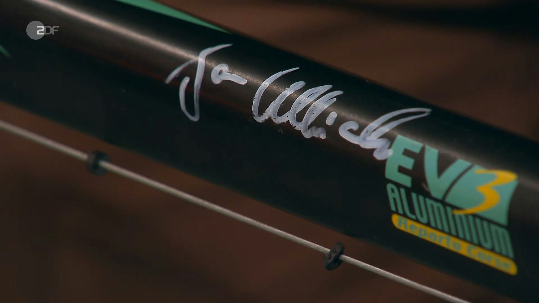 Radsport-Star Jan Ullrich hat den Rahmen des Fahrrrades signiert - das sollte es eigentlich besonders wertvoll machen. Bei „Bares für Rares“ soll das Rad verkauft werden.