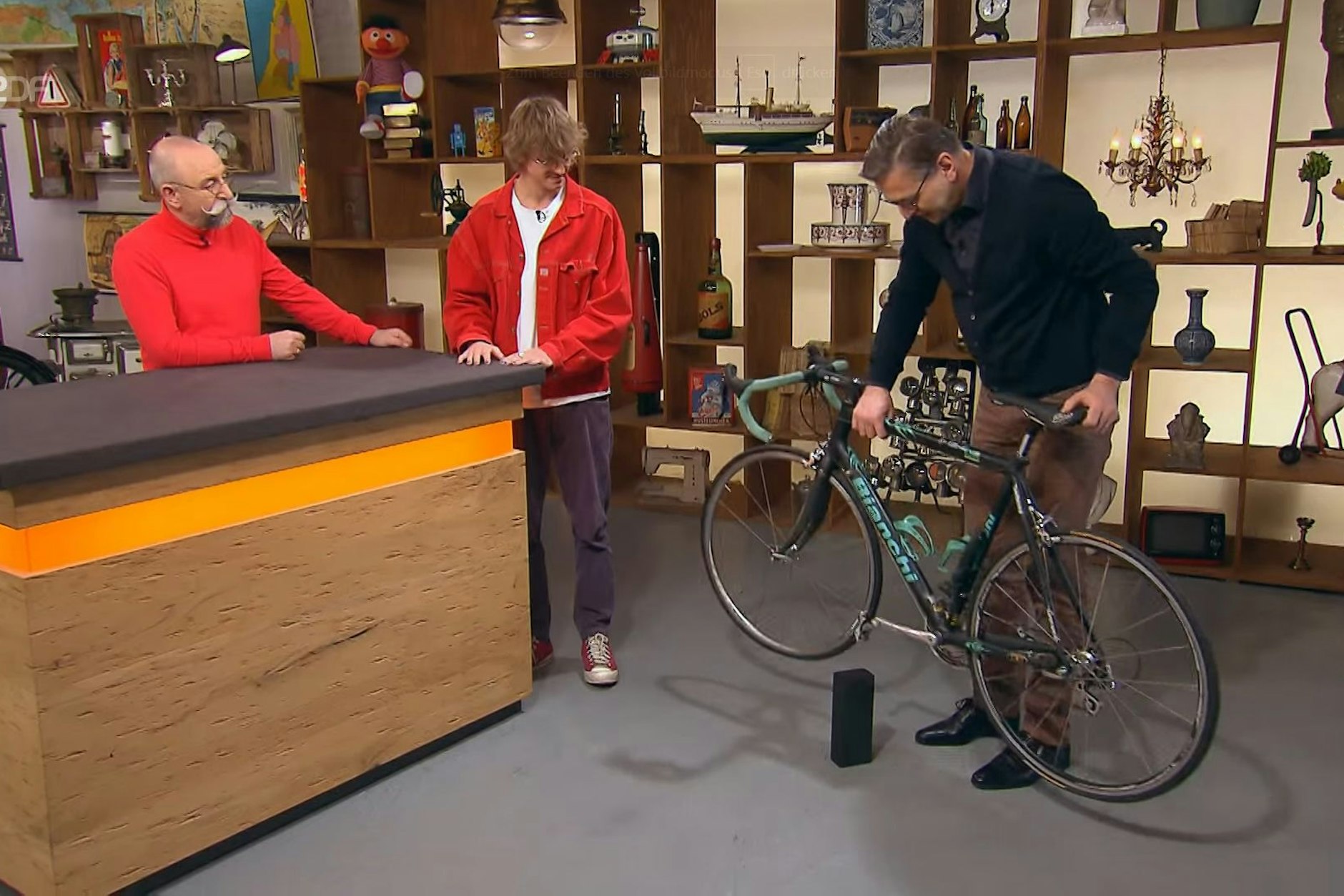 Ein Fahrrad bei Bares für Rares: Bei der Expertise schauen sich Detlef Kümmel, Moderator Horst Lichter und Kandidat Jakob Hunold das Rad genau an.