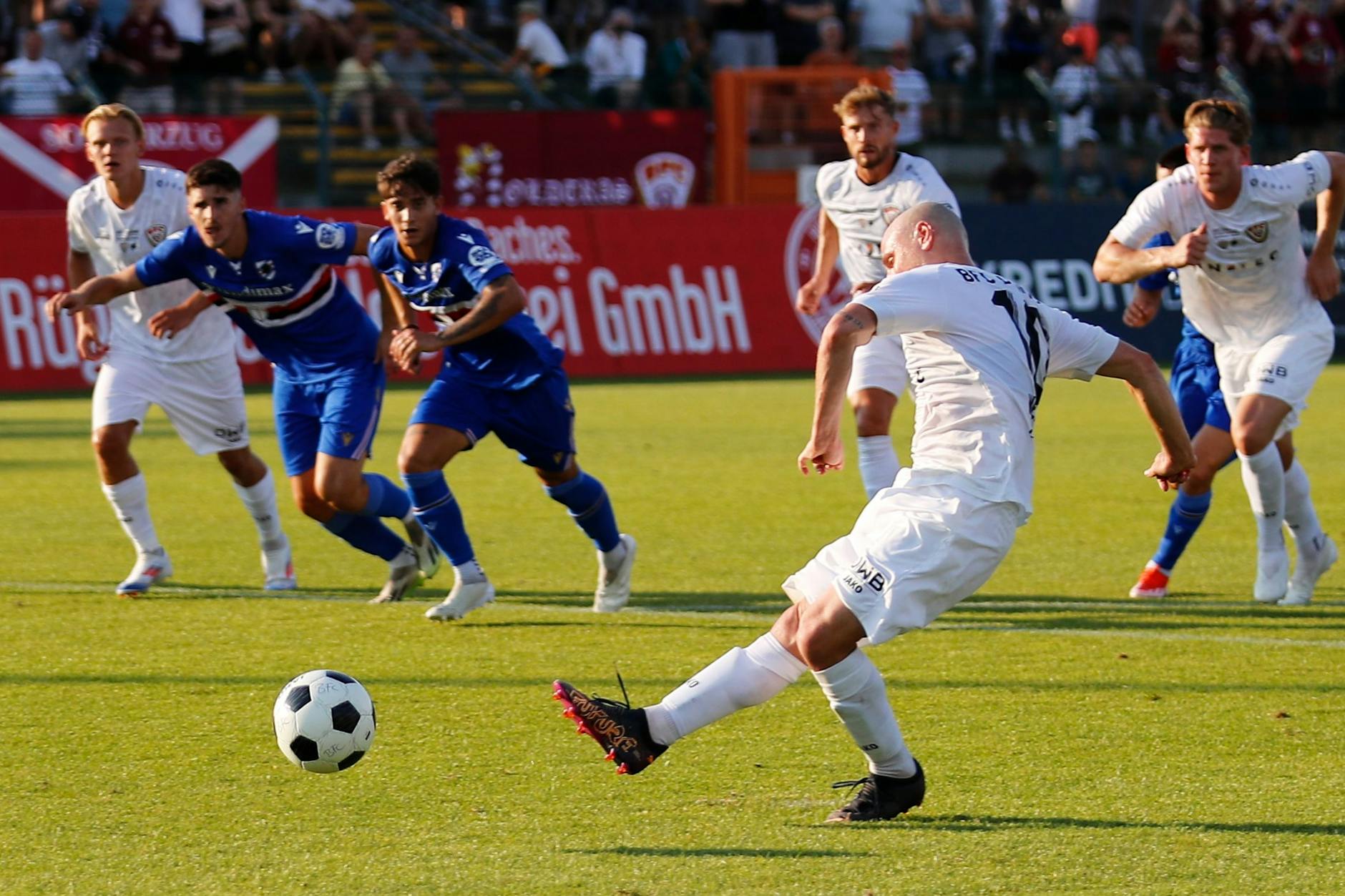 Julian Wießmeier will den Elfer gegen Sampdoria Genua mit der Innenseite verwandeln, scheitert beim Versuch aber fast schon kläglich.