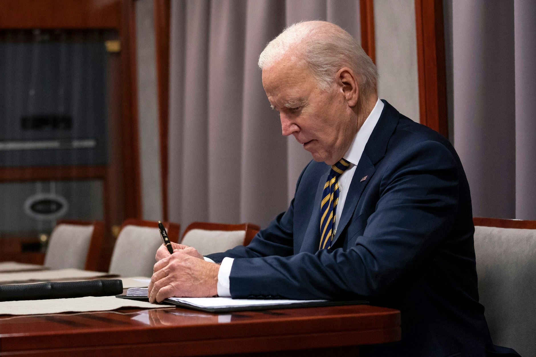 21. Februar 2023: US-Präsident Joe Biden sitzt in einem Zug, als er seine Rede zum einjährigen Jubiläum des Krieges in der Ukraine am 20. Februar 2023 in Kiew durchgeht.