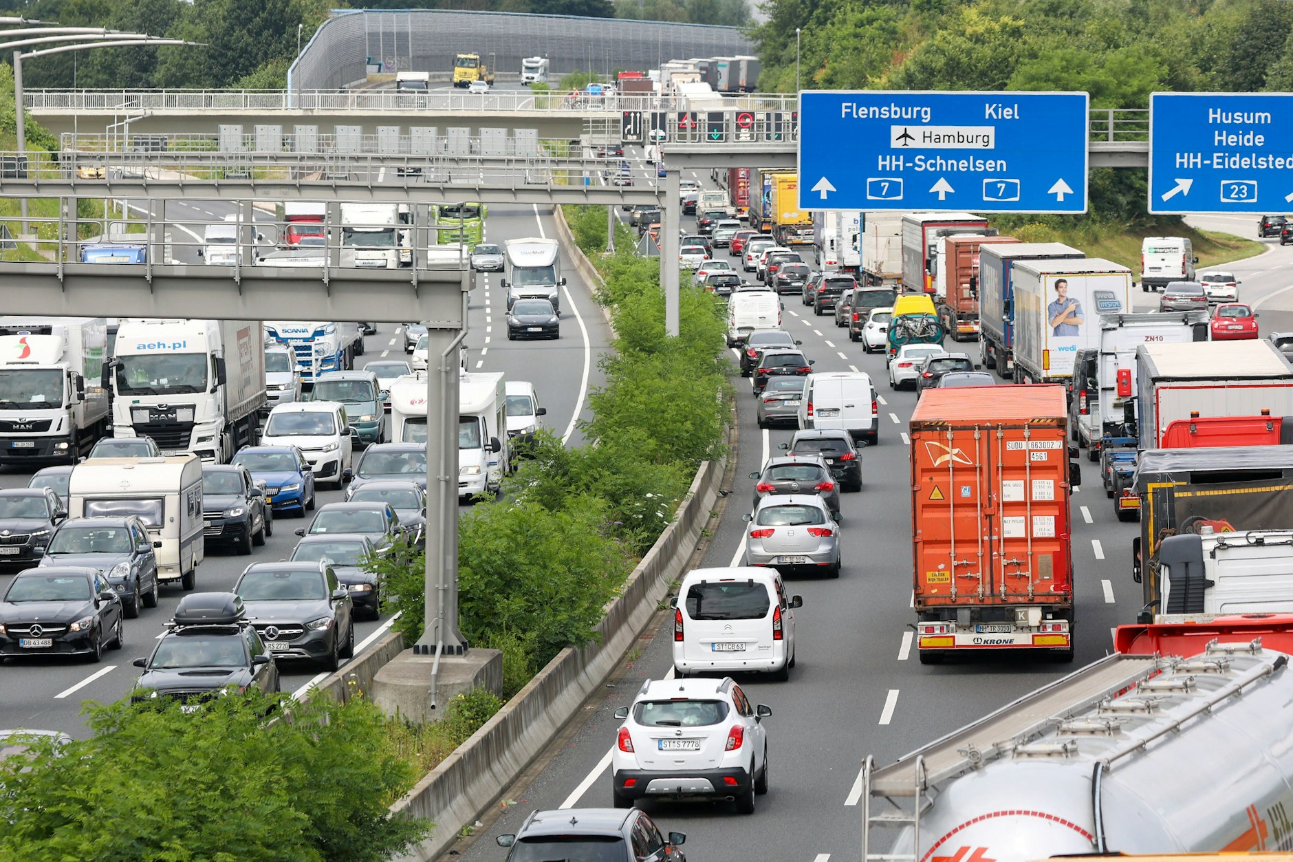 Am vergangenen Wochenende stauten sich die Autos auch auf den Autobahnen Richtung Nord- und Ostsee, wie hier auf der A7 Richtung Hamburg.