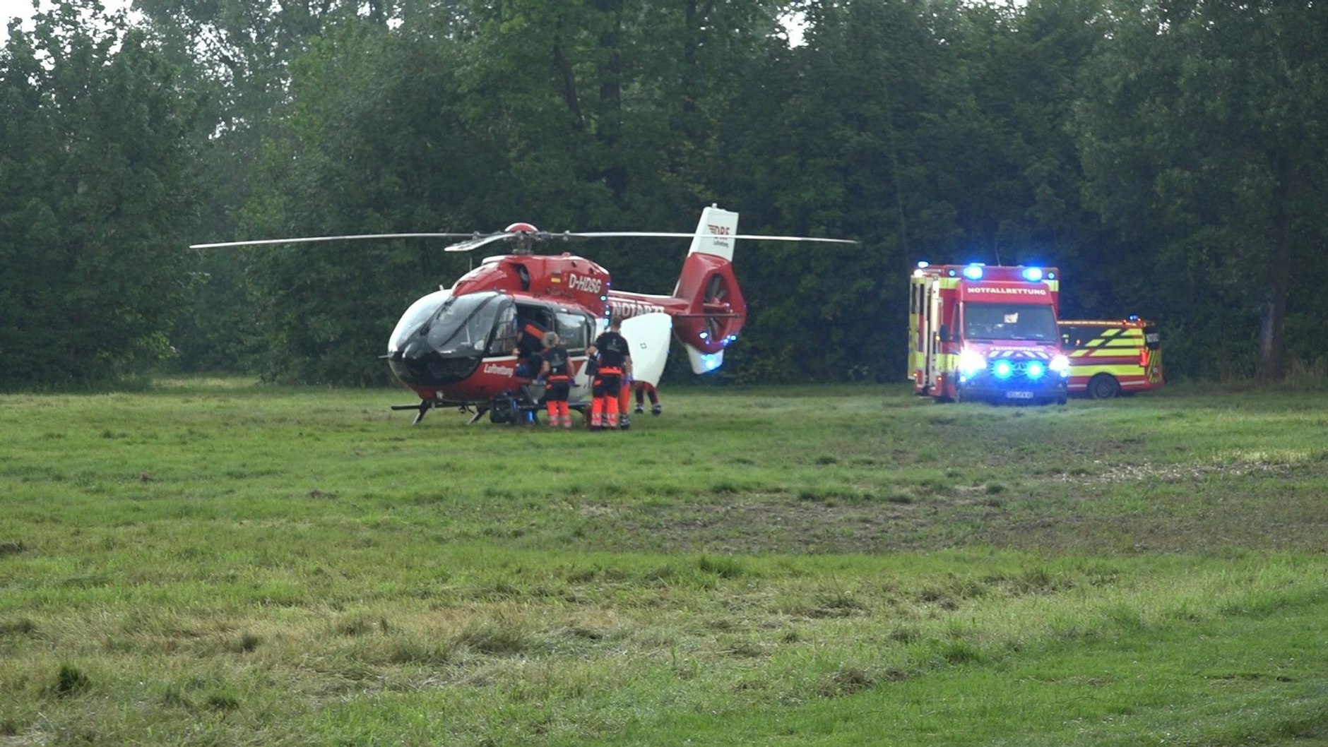 In dem Park in Delmenhorst kam es zu einem Großeinsatz mit Hubschraubern, Notarzt- und Rettungsfahrzeugen. Eine Familie war hier vom Blitz getroffen worden.