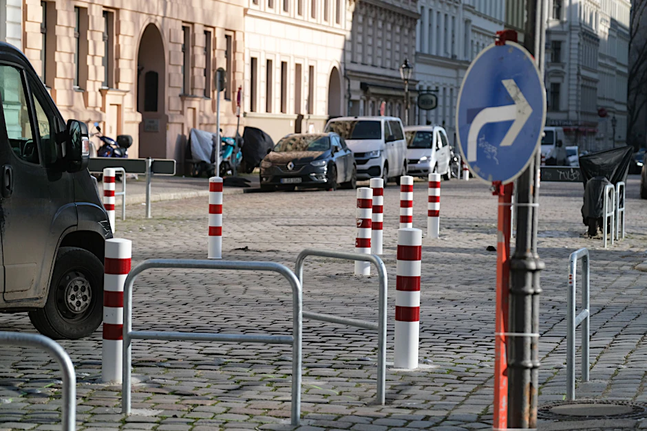 Einst schön, dann schön scheußlich: Verkehrsberuhigung am Chamissoplatz, aufgenommen im vergangenen Jahr. Mittlerweile wurden die Poller teilweise durch Pfosten ersetzt.