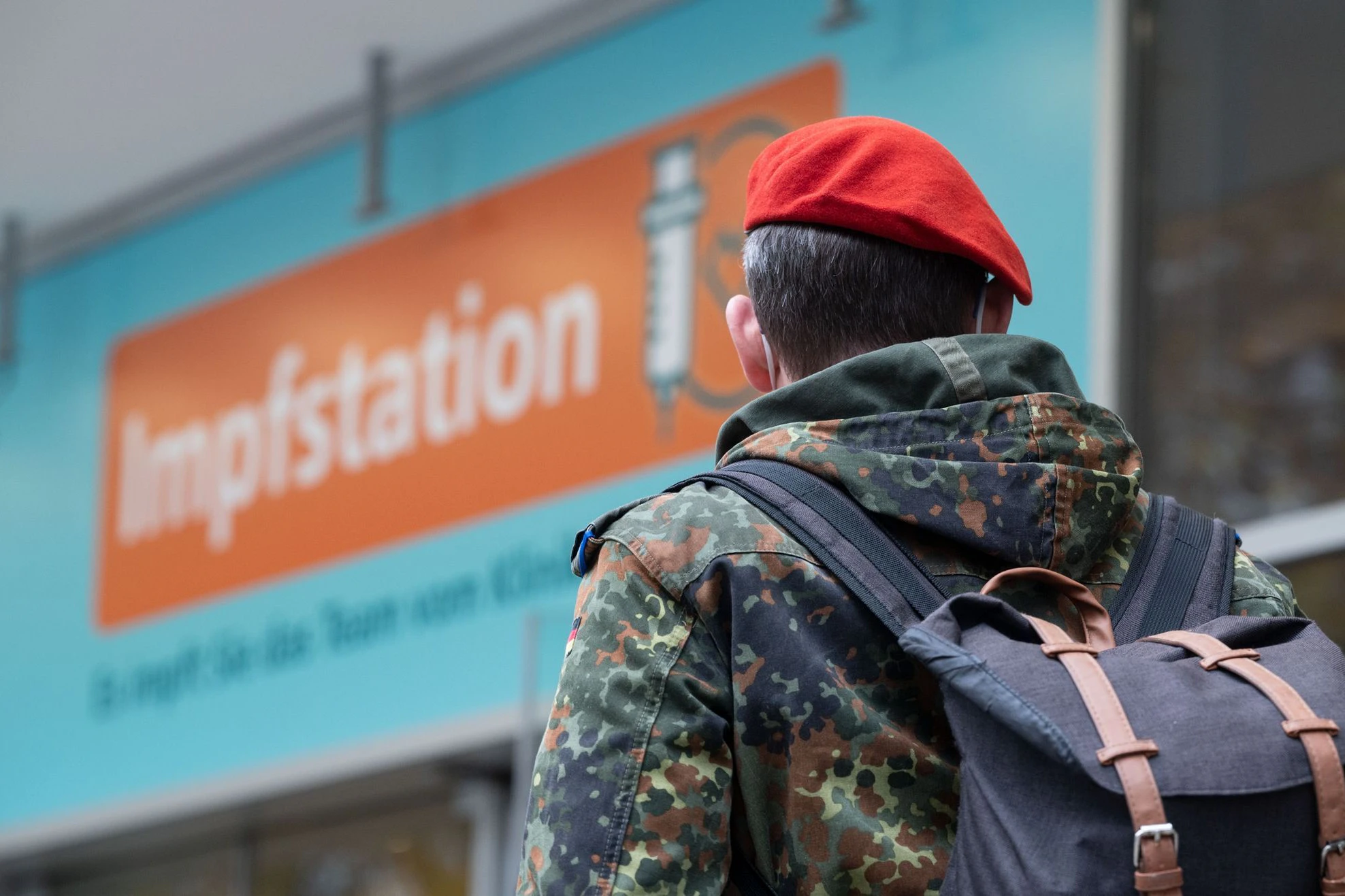 Archivbild: Ein Bundeswehrsoldat vor einer Impfstation