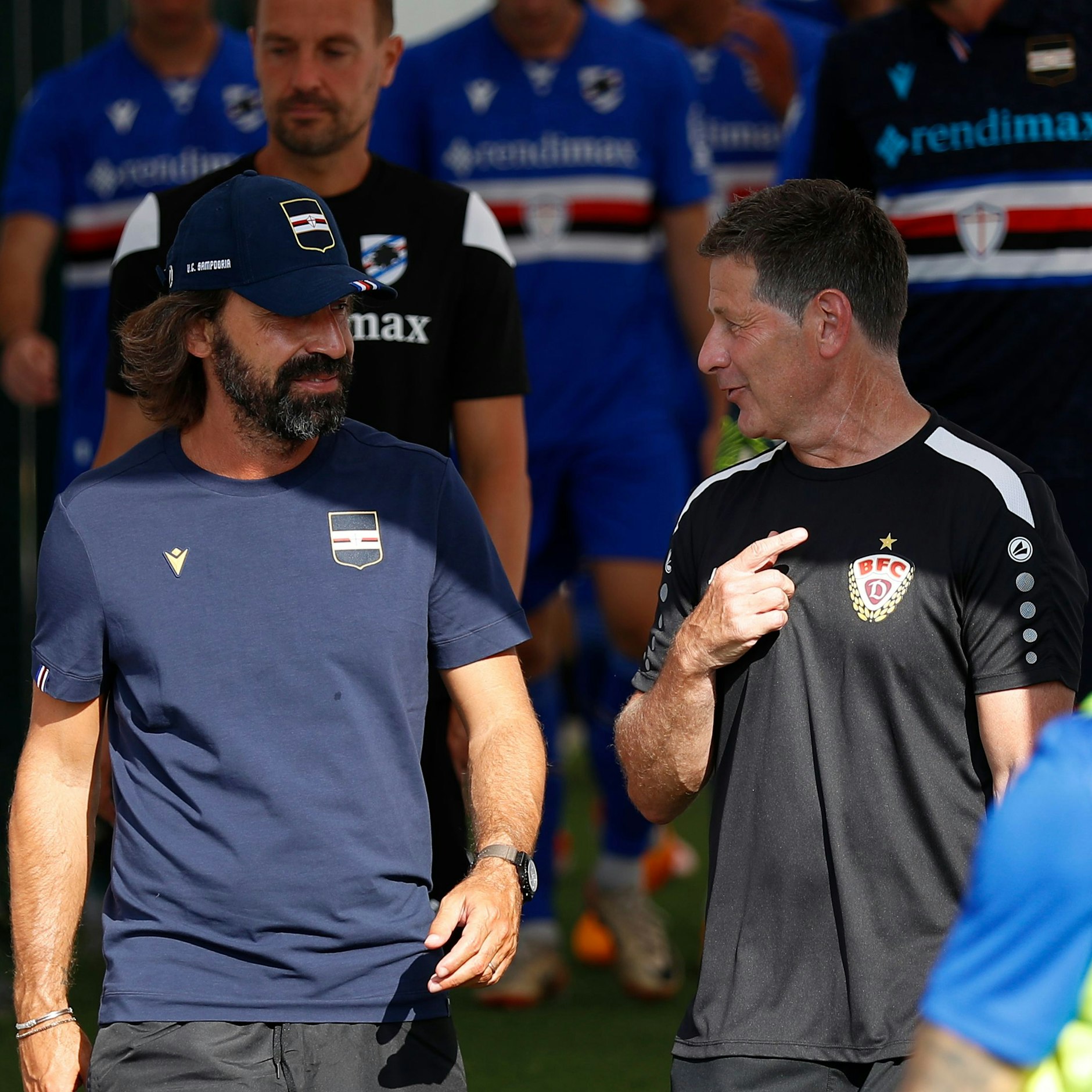 Sieht fast so aus, als würde BFC-Trainer Andreas Heraf (r.) seinem Genua-Kollegen Andrea Pirlo schon vor dem Spiel sagen, dass er später was Spezielles vorhat ...