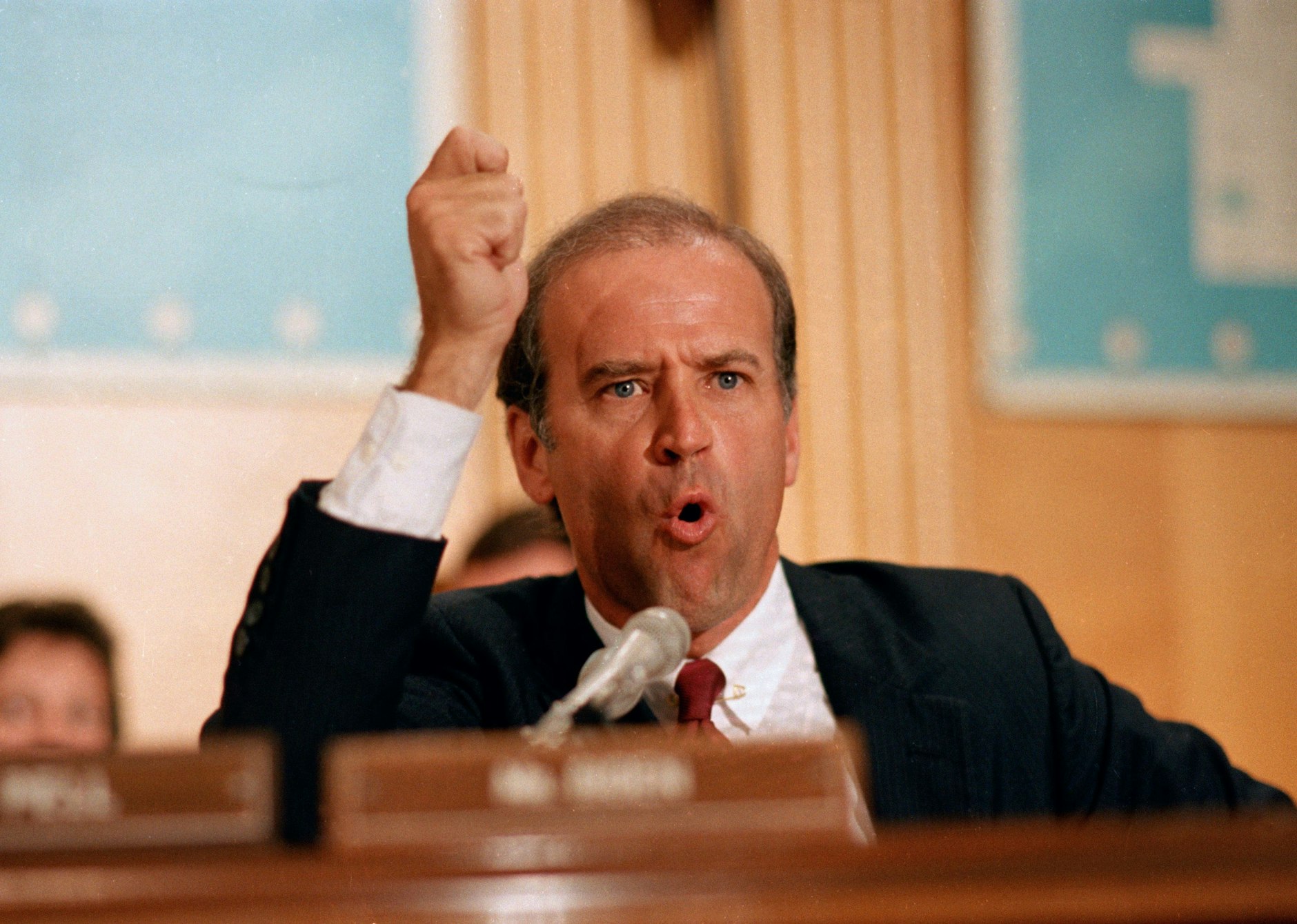 US-Senator Joe Biden (D-Del.) sagt am 23. Juli 1986 auf dem Capitol Hill in Washington vor dem Ausschuss für auswärtige Beziehungen, dass die US-Politik gegenüber Südafrika einen beschämenden Mangel an Rückgrat zeige.