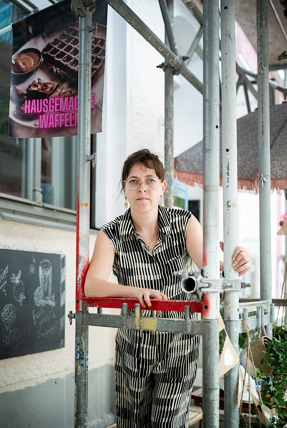 Berliner Café-Besitzerin in Angst: „Es fielen Bauteile vom Gerüst!“