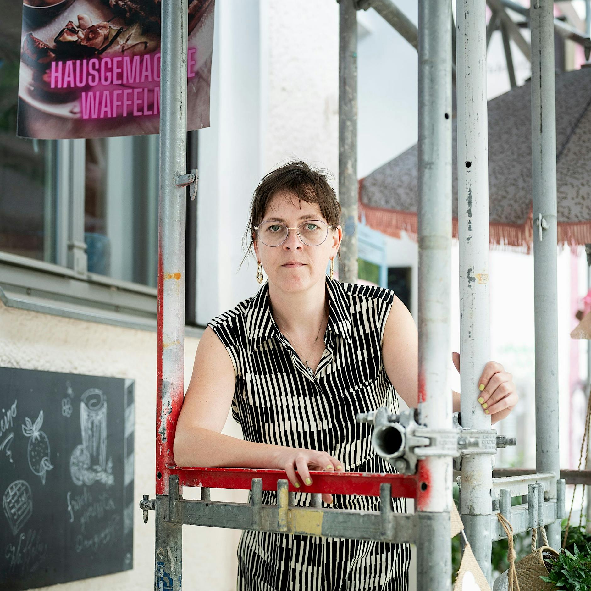 Berliner Café-Besitzerin in Angst: „Es fallen Bauteile vom Gerüst!“