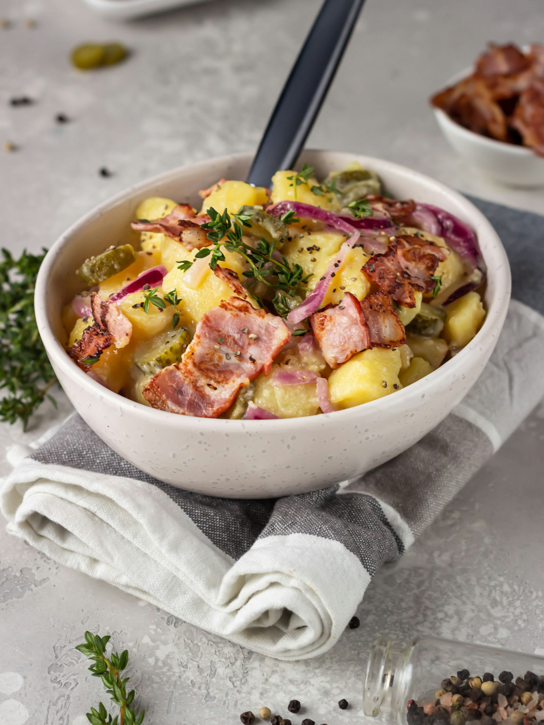 Wer dieses Rezept einmal ausprobiert hat, wird den Kartoffelsalat mit Bacon immer wieder zubereiten.