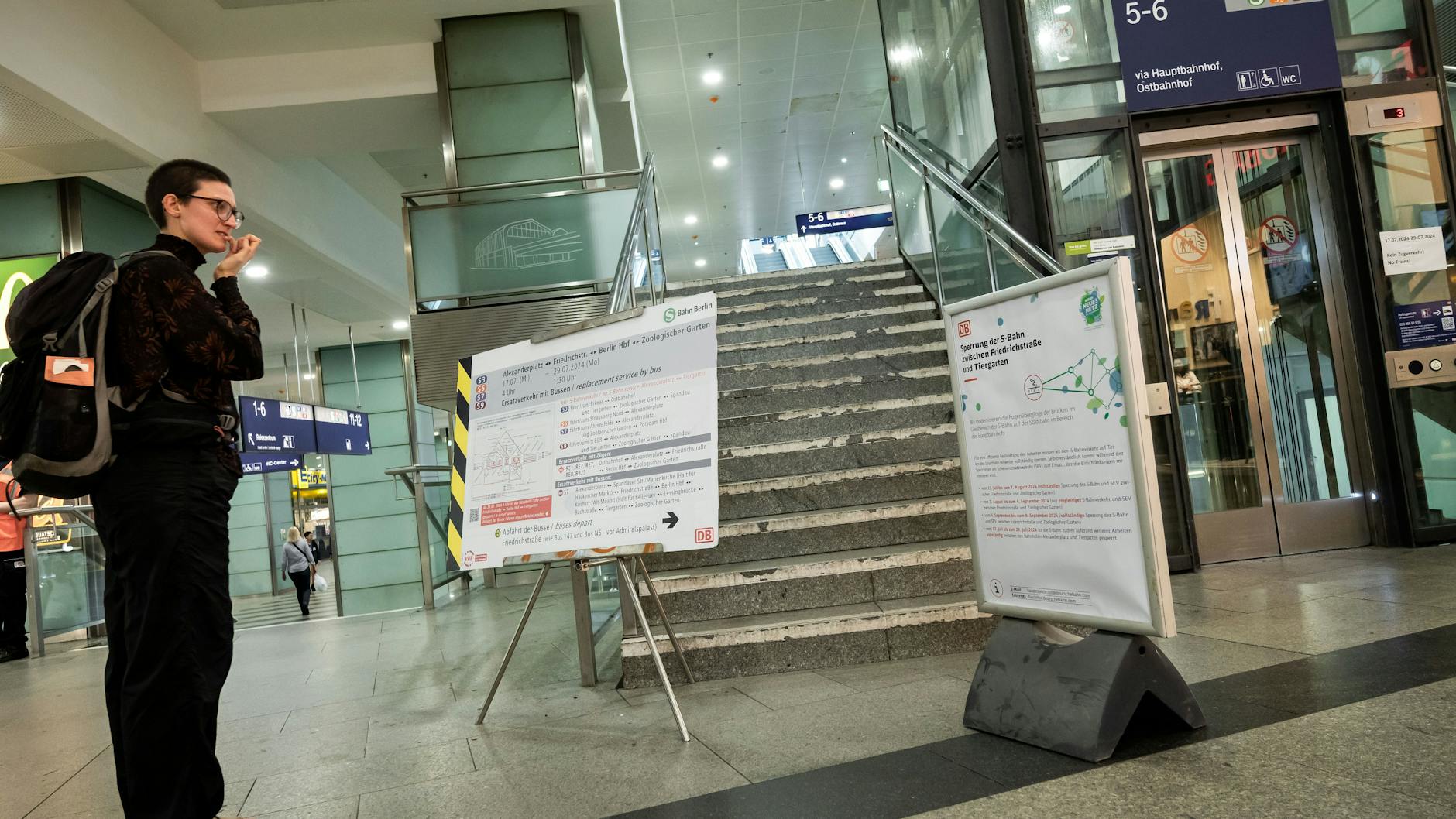 Auf dem Bahnhof Alexanderplatz werden Fahrgäste über die aktuellen Streckenbauarbeiten auf der Berliner Stadtbahn und dem Schienenersatzverkehr informiert.
