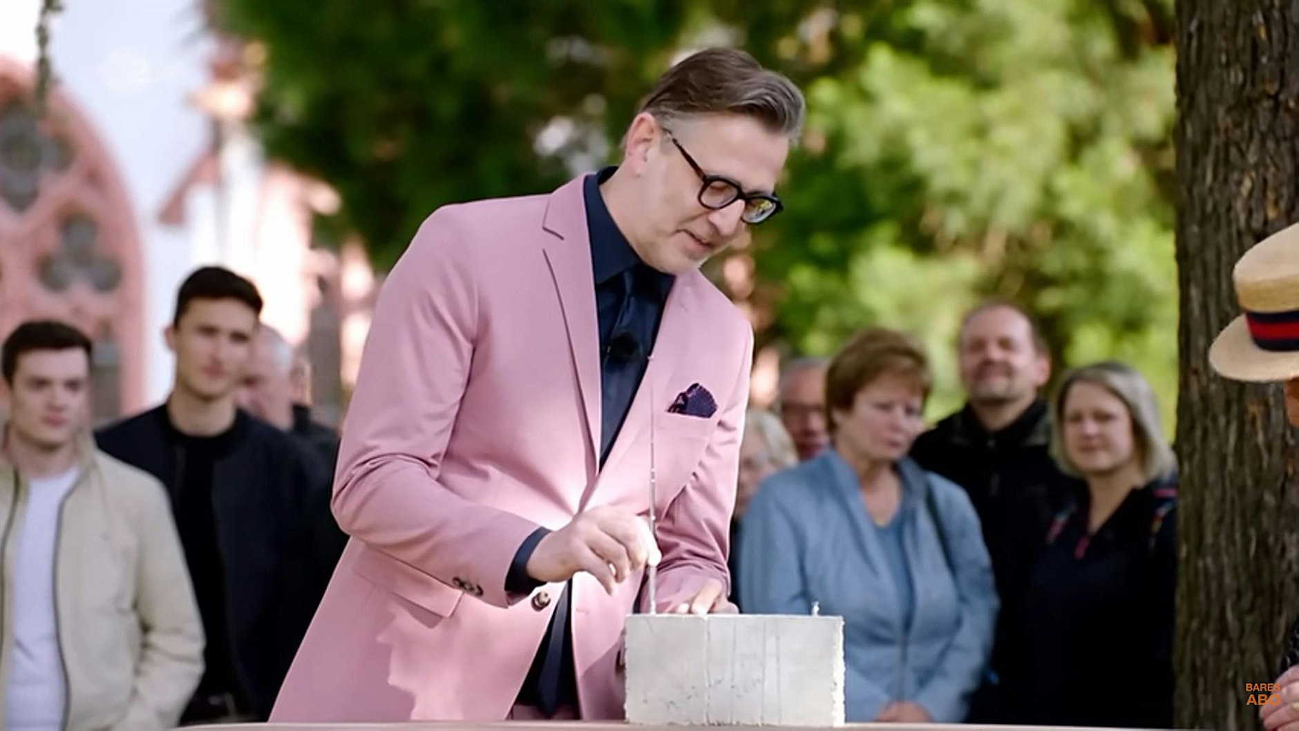 Detlev Kümmel zeigt bei „Bares für Rares“, dass der besondere Betonklotz mit dem Titel Weltempfänger ausziehbare Antennen hat.