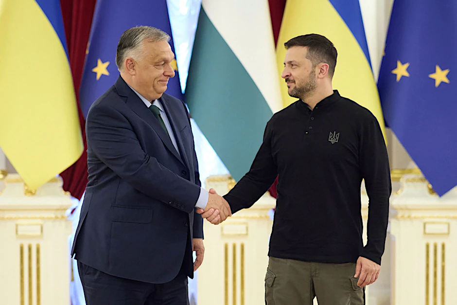 Der ukrainische Präsident Wolodymyr Selenskyj begrüßt am 2. Juli den ungarischen Ministerpräsidenten Viktor Orbán in Kiew.&nbsp;