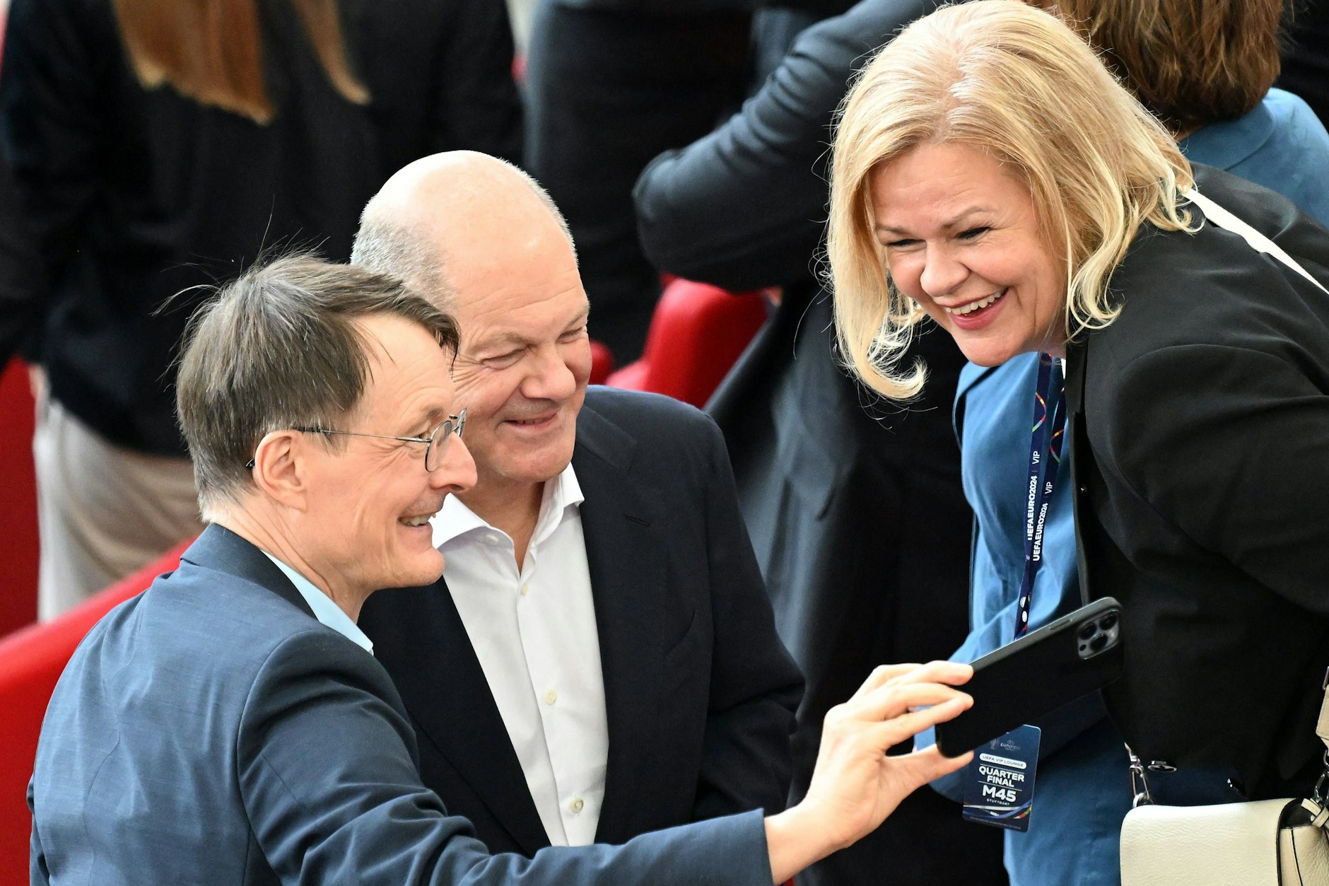 Vor dem Spiel gegen Spanien noch ein kleines Selfie auf der Ehrentribüne: Gesundheitsminister Karl Lauterbach, Bundeskanzler Olaf Scholz und Innenministerin Nancy Faeser (alle SPD). Über eine halbe Million Euro kosteten den deutschen Steuerzahler die Ausflüge der Regierung zur Fußball-EM.