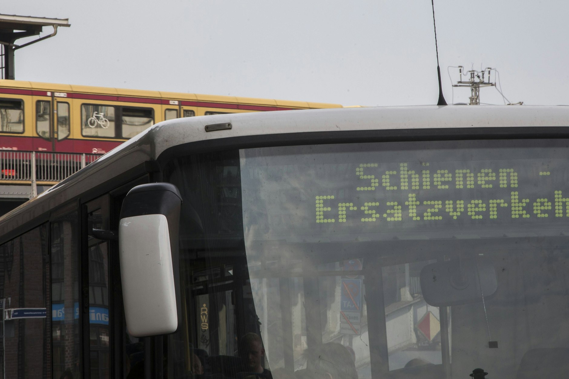Ein Schienenersatzverkehrsbus steht vor dem S-Bahnhof Friedrichstraße.