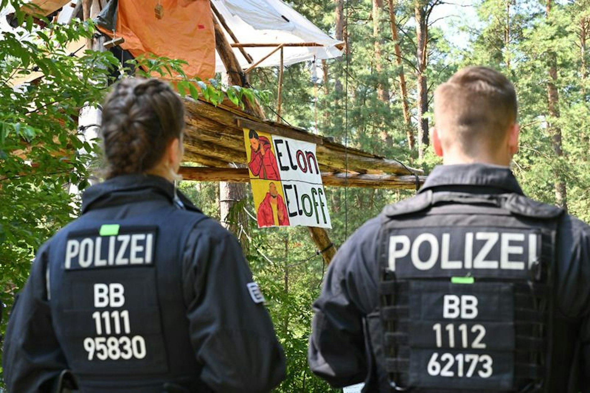 Die Polizei forderte die Camp-Bewohner auf, den Wald zu verlassen.