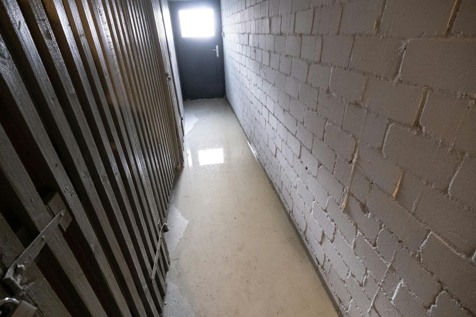 So wie hier steht in Neu-Hohenschönhausen in Berlin das Wasser nach dem Rohrbruch-Schock im Haus (Symbolfoto).