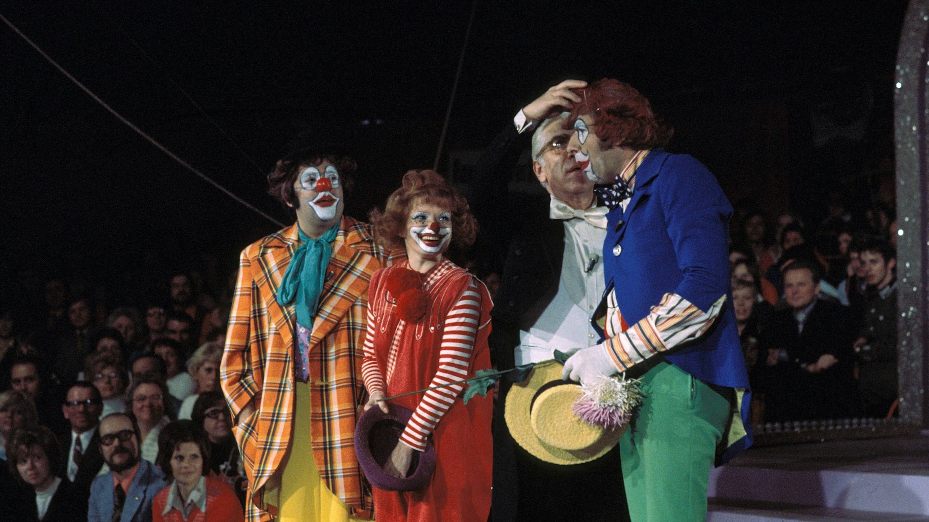 Willi Schwabe mit Clowns in der Manege