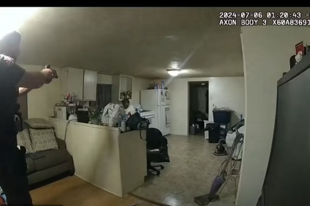 Das zeigt die Aufnahme der Bodycam seines Kollegen: Der Polizist zielt mit der Waffe auf die 36-Jährige, die versucht, in ihrer Küche in Deckung zu gehen.