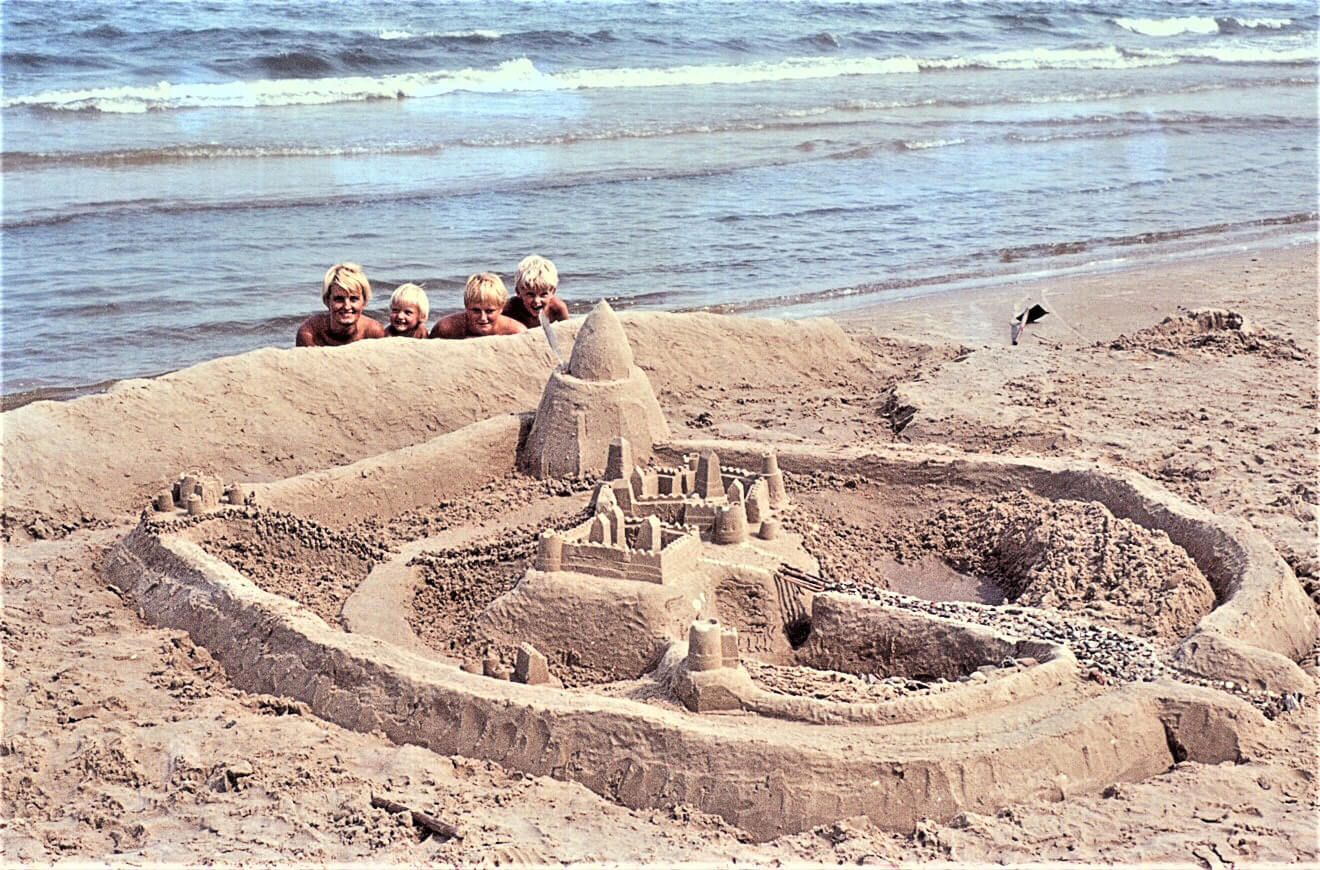 Ostsee-Sommer in der DDR: Zwischen Sandburg und NVA-Flieger