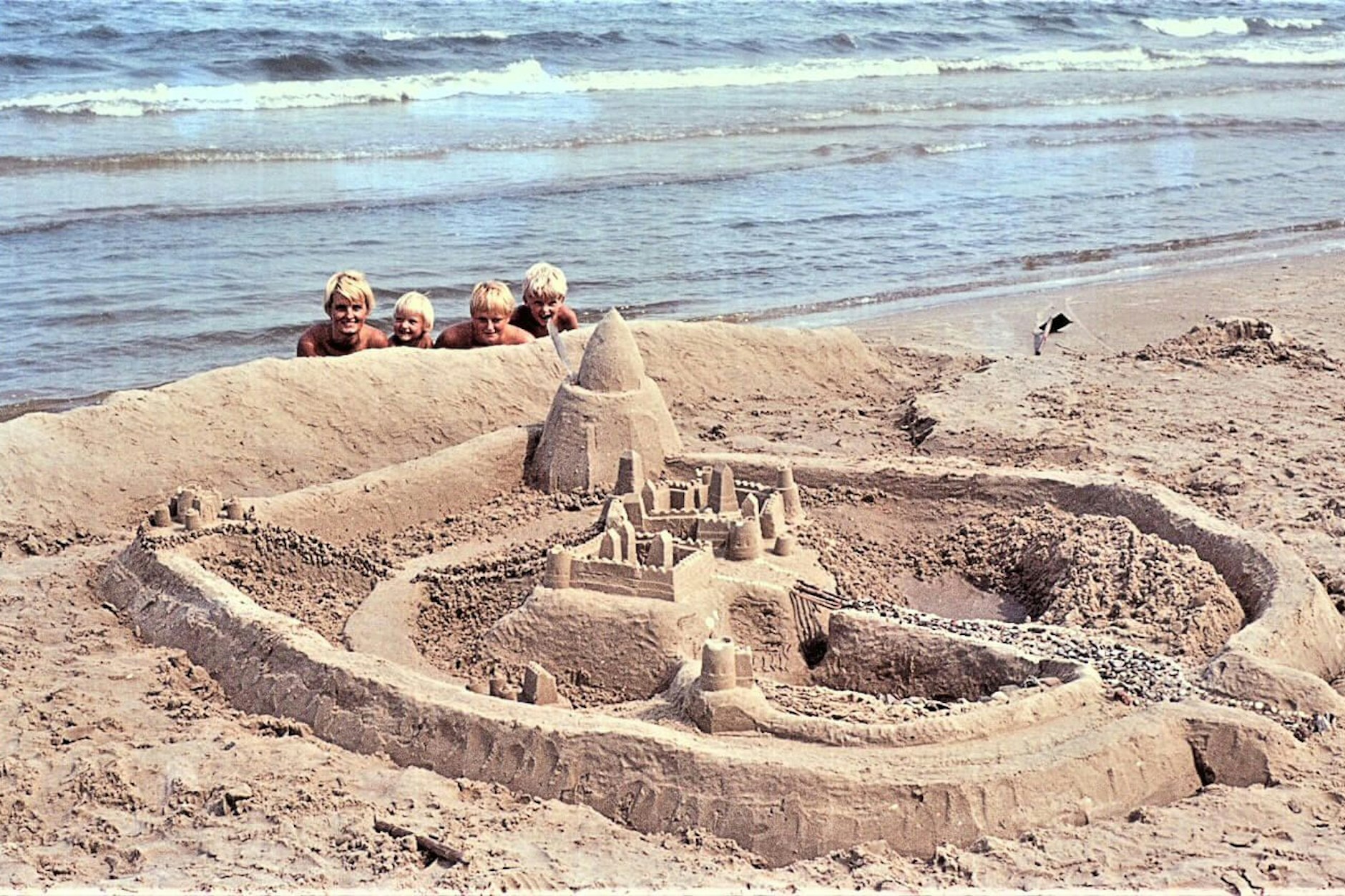 Im DDR-Museum wird die Sonderausstellung „Die Ostsee“eröffnet. Diese Sandburg aus Ückeritz wurde im Museum nachgebaut. 