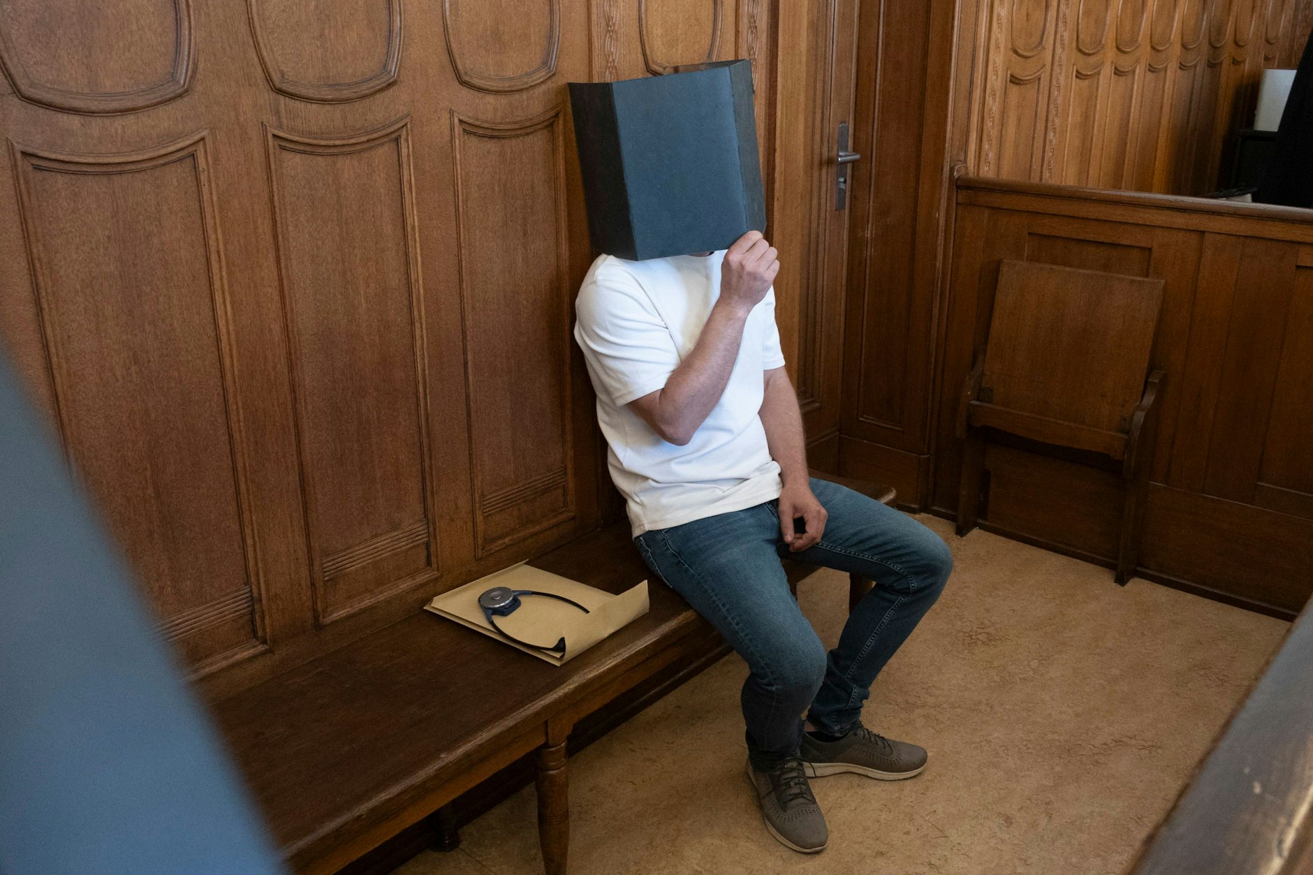 Der Angeklagte Gyunay K. verdeckt sein Gesicht auf der Anklagebank. Wegen der Vergewaltigung einer Studentin ist er zu drei Jahren Haft verurteilt worden.