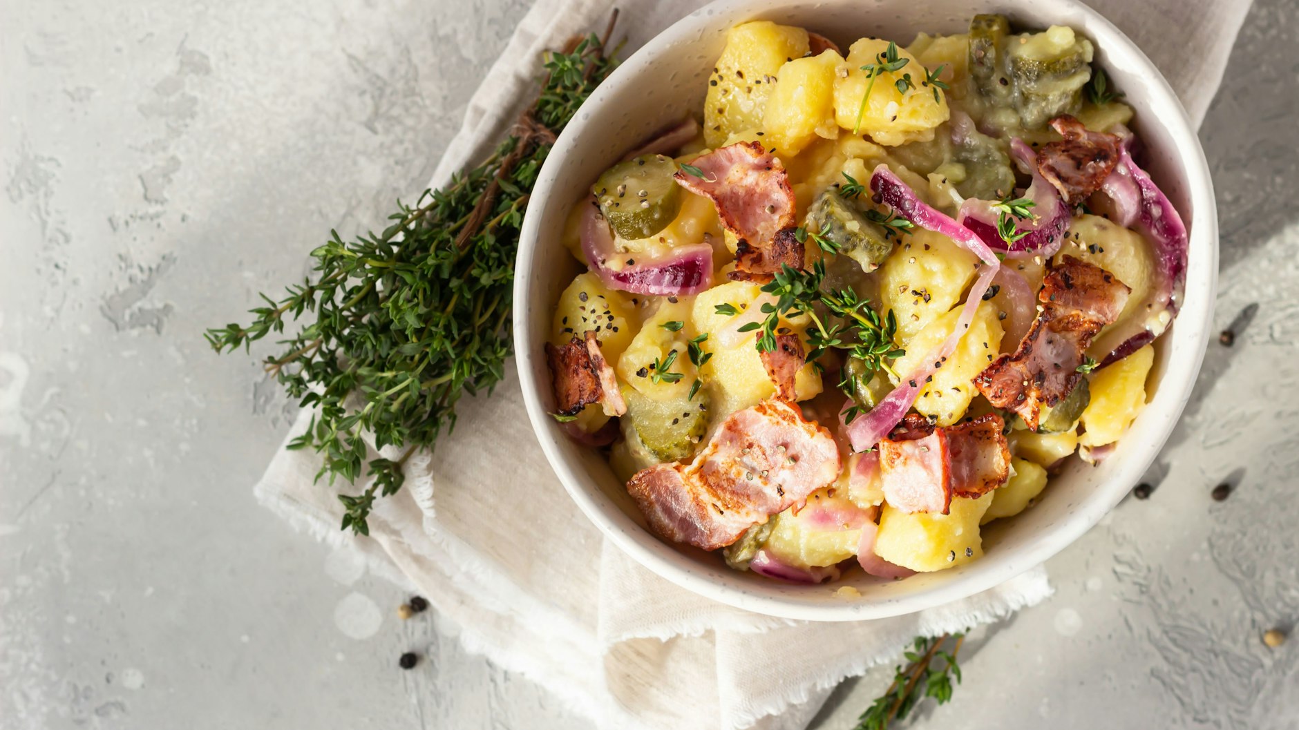 Unser Kartoffelsalat mit Bacon, Zwiebeln und Gurken bietet die perfekte Mischung für den Grillabend - ein Rezept, das Sie sich merken sollten!