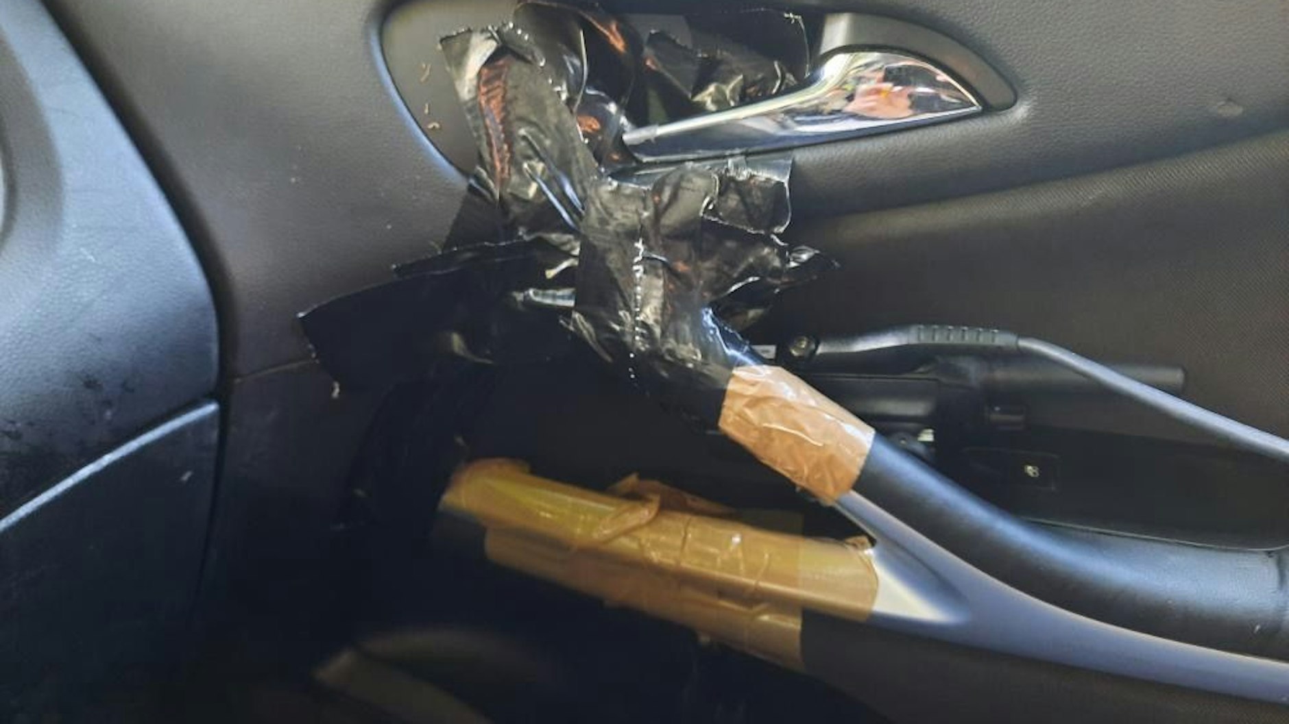 So schlimm sieht es in den Berliner Polizeiwagen aus. Normalerweise gehören solche Autos aus dem Verkehr gezogen.