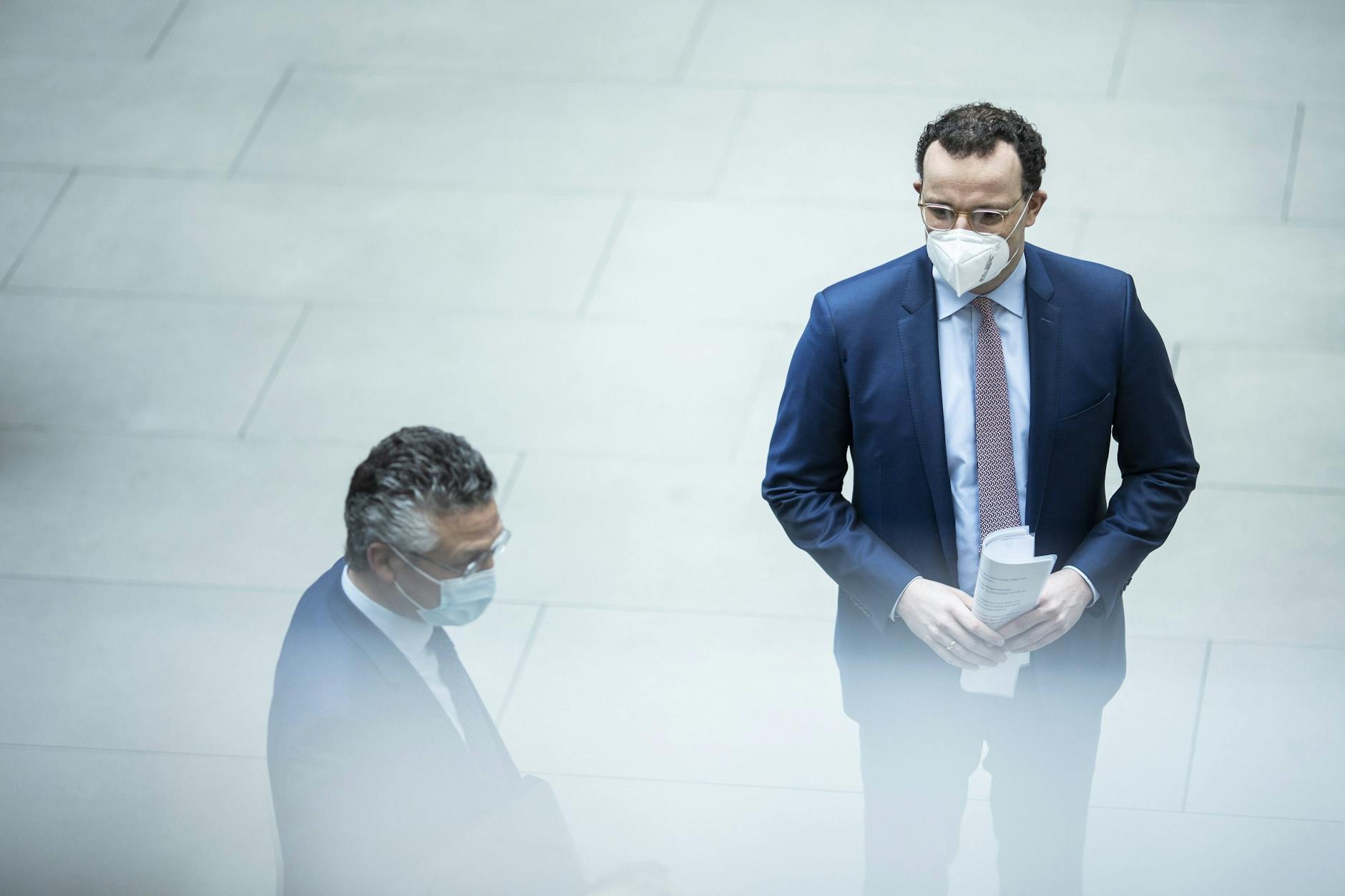 Lothar Wieler, damaliger Präsident des Robert-Koch-Instituts (RKI), und Jens Spahn, damaliger Bundesminister für Gesundheit, geraten durch die neuen RKI-Files unter Druck. 