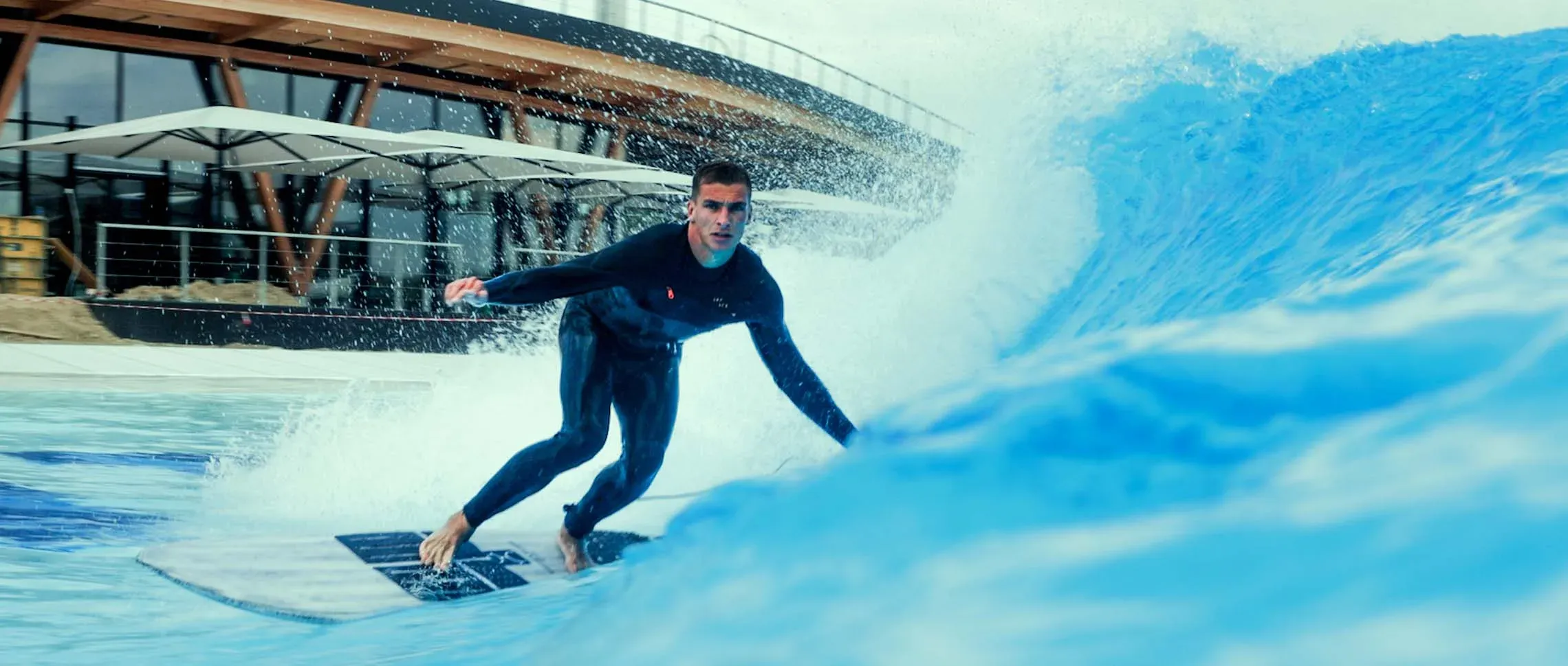 Stark! Ex-Unioner Grischa Prömel reitet mit blindem Surfer auf einer Welle