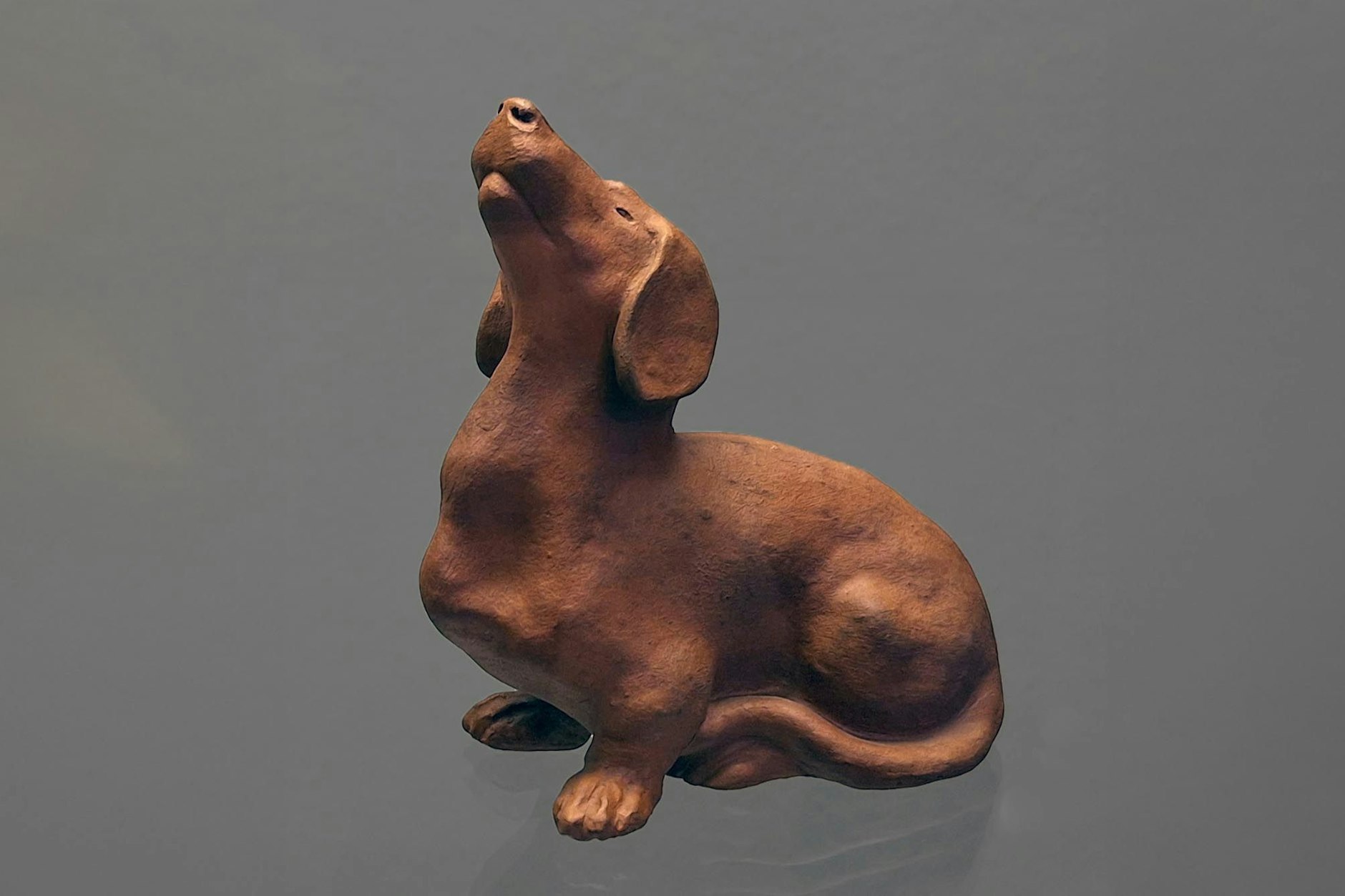 Will er ein Leckerli, der Dackel im Keramikmuseum?