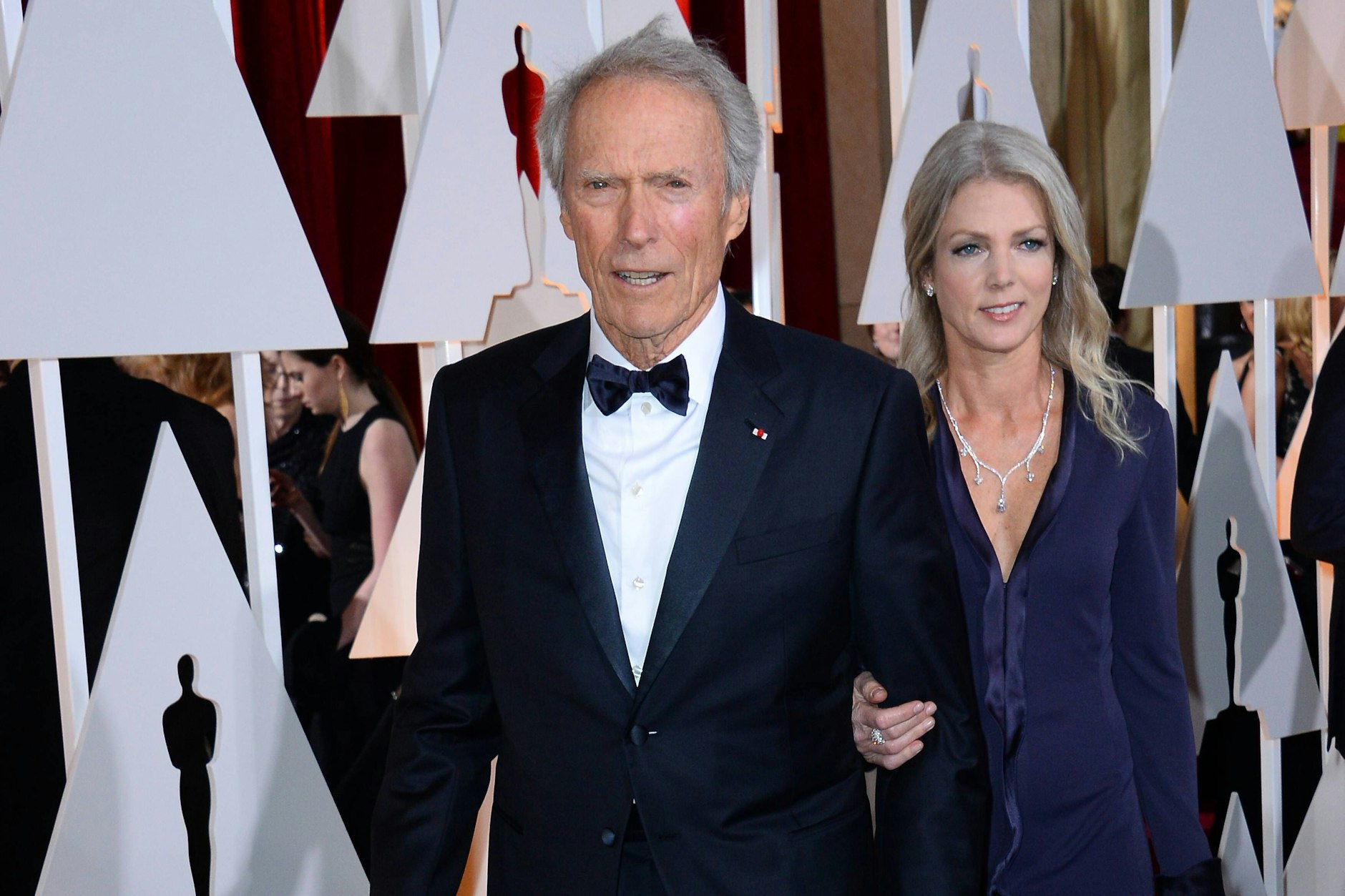 Clint Eastwood und Christina Sandera bei der Oscar-Verleihung 2015
