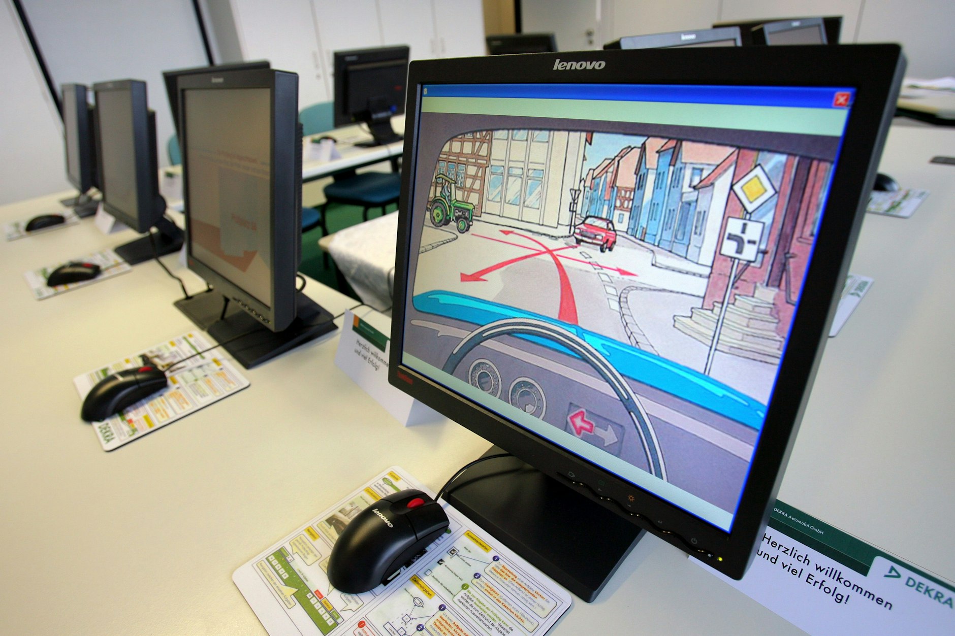 Nach Einweisung des Prüfers zu Bedienung und Ablauf beginnen Prüflinge ihre theoretische Prüfung. Besonders in Berlin ist die Durchfallquote hoch.