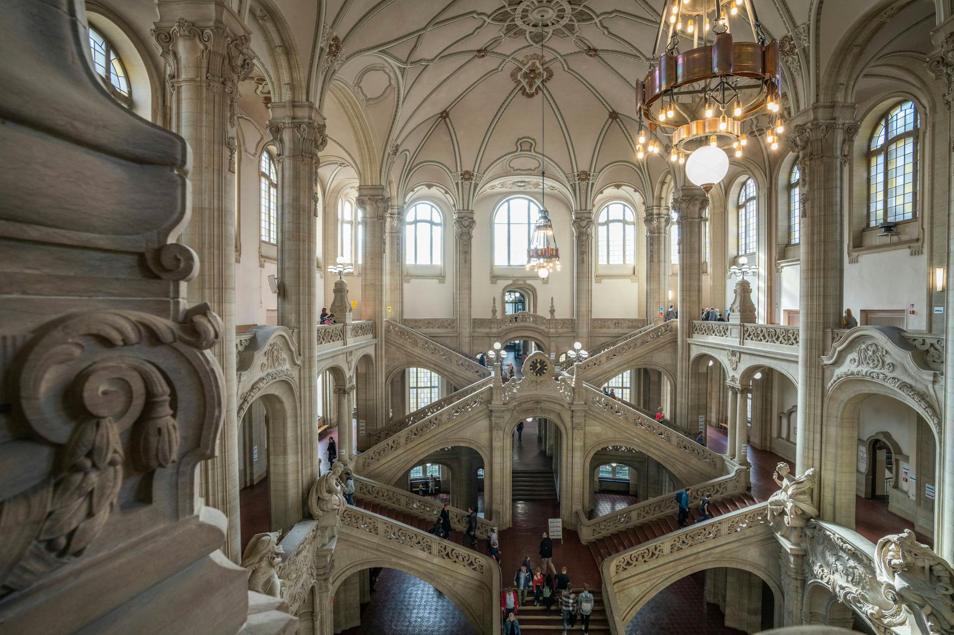 Die große Eingangshalle im Amtsgericht Tiergarten in der Turmstraße in Berlin-Moabit. Im Januar wurde CJ Hopkins vom Gericht freigesprochen, die Staatsanwaltschaft ging in Revision.
