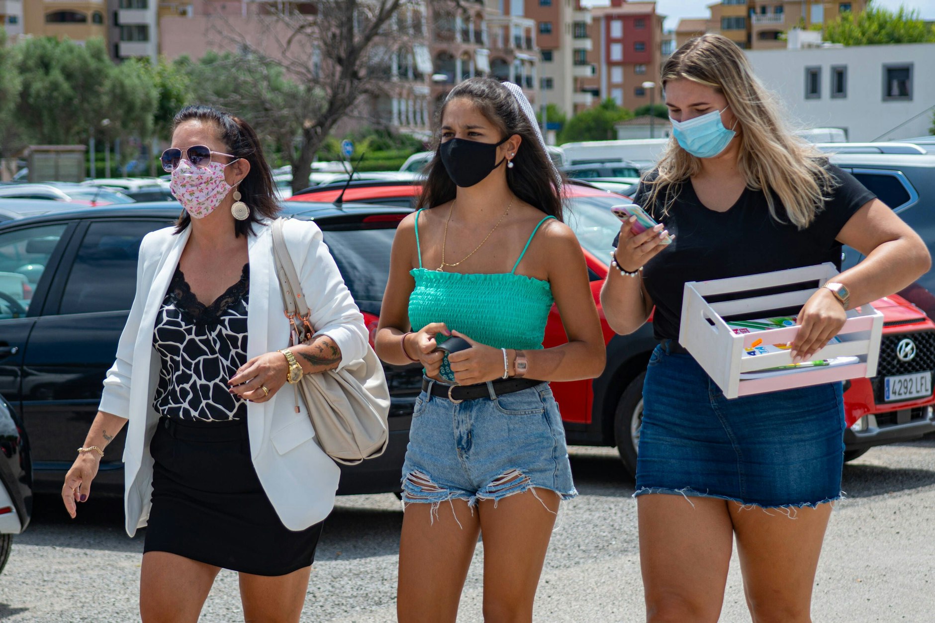 Daniela Büchner mit ihren Töchtern Jada Karabas (Mitte) und Joelina Karabas (rechts) im Jahr 2020 auf Mallorca