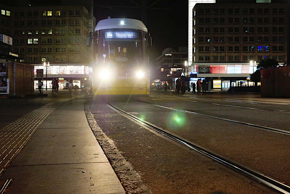 Ein Mann stürzte auf die Straßenbahngleise in Berlin-Mitte und wurde angefahren.