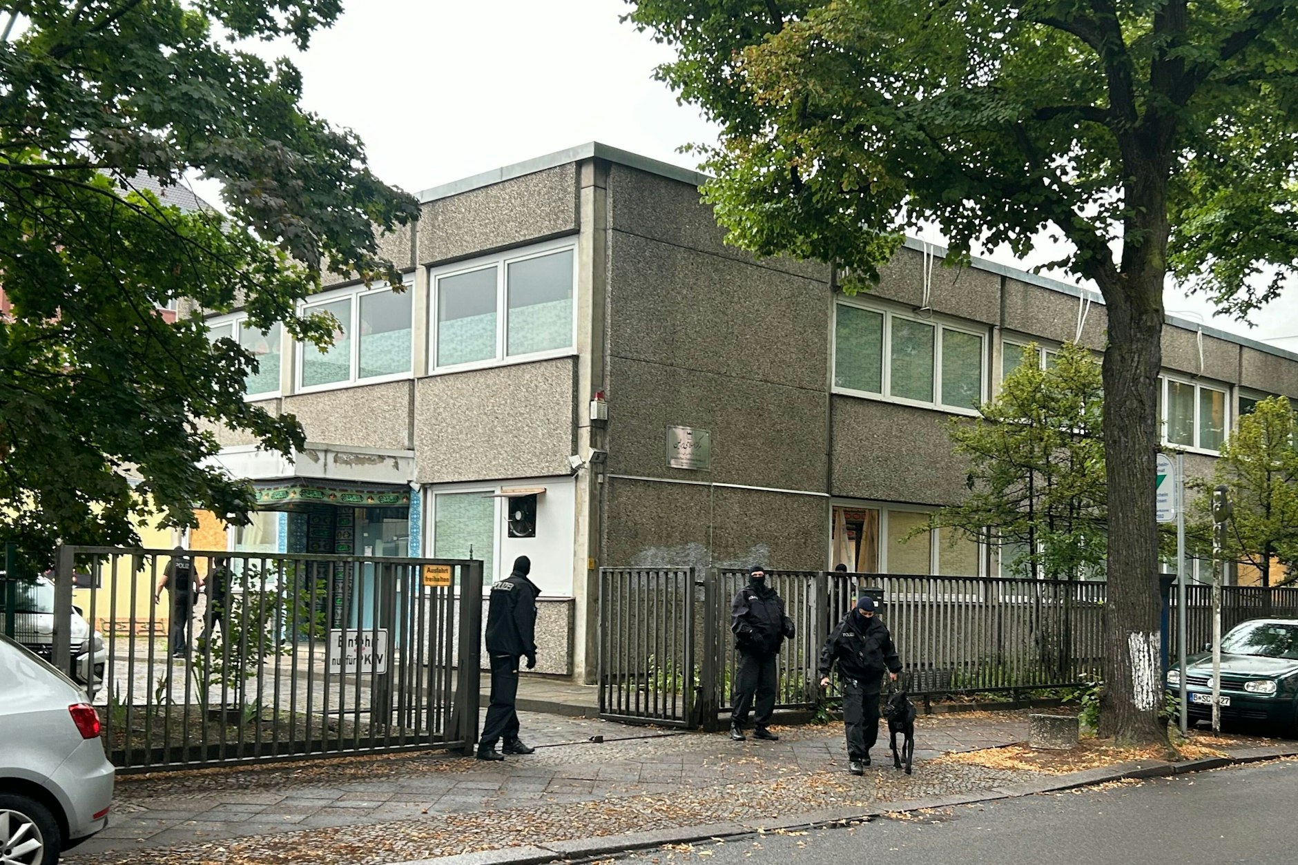 Berlin: Vermummte Polizisten stehen an einem Gebäude, in dem sich das Islamische Zentrum Berlin in der Ordensmeisterstraße befindet. 